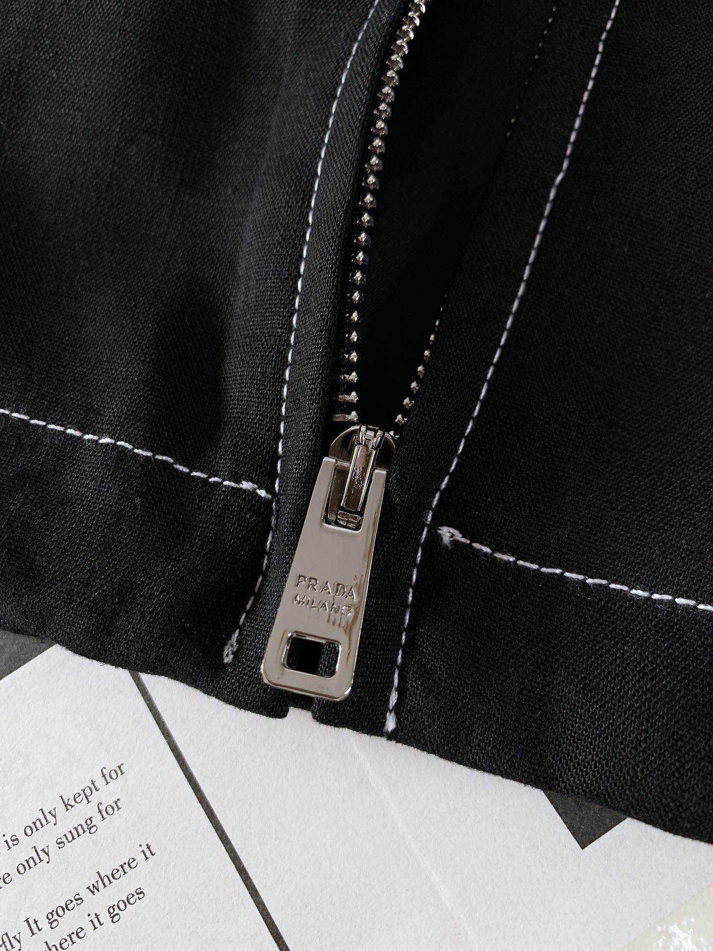 Prada 普拉达 2025FW早秋新品 天丝麻夹克外套。质感面料，演绎舒适与高级。天丝麻面料的运用，是