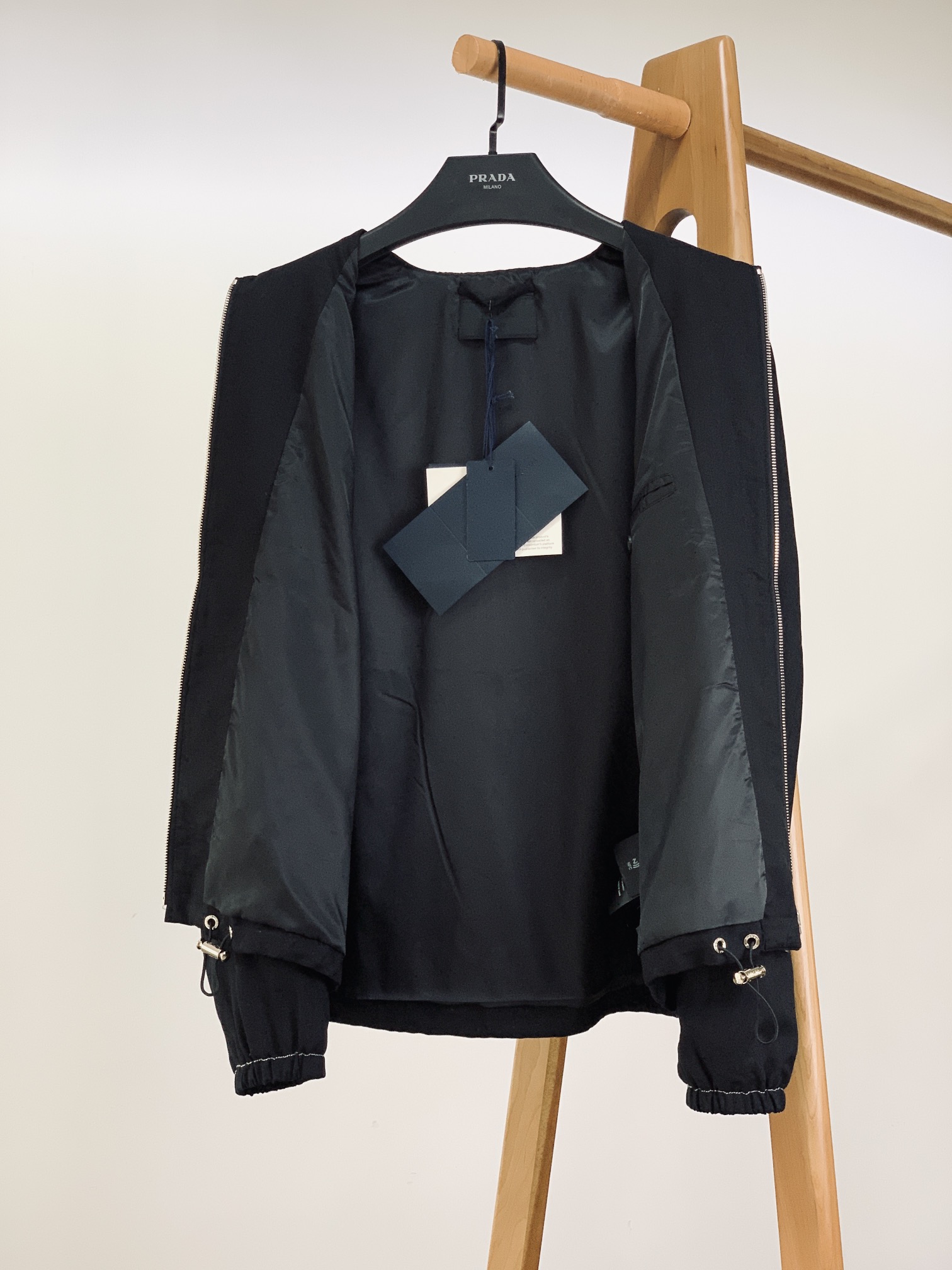 Prada 普拉达 2025FW早秋新品 天丝麻夹克外套。质感面料，演绎舒适与高级。天丝麻面料的运用，是