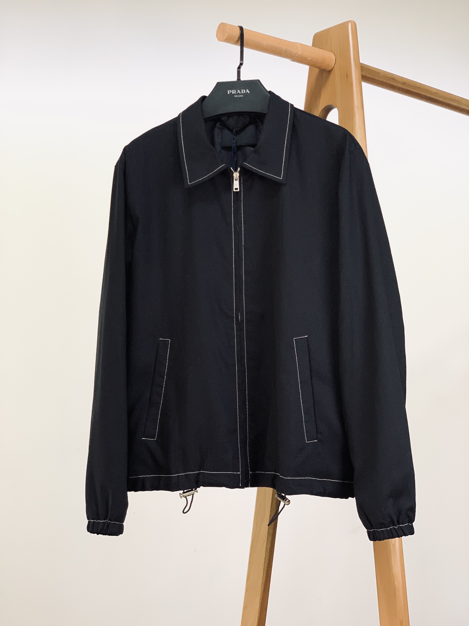 Prada 普拉达 2025FW早秋新品 天丝麻夹克外套。质感面料，演绎舒适与高级。天丝麻面料的运用，是