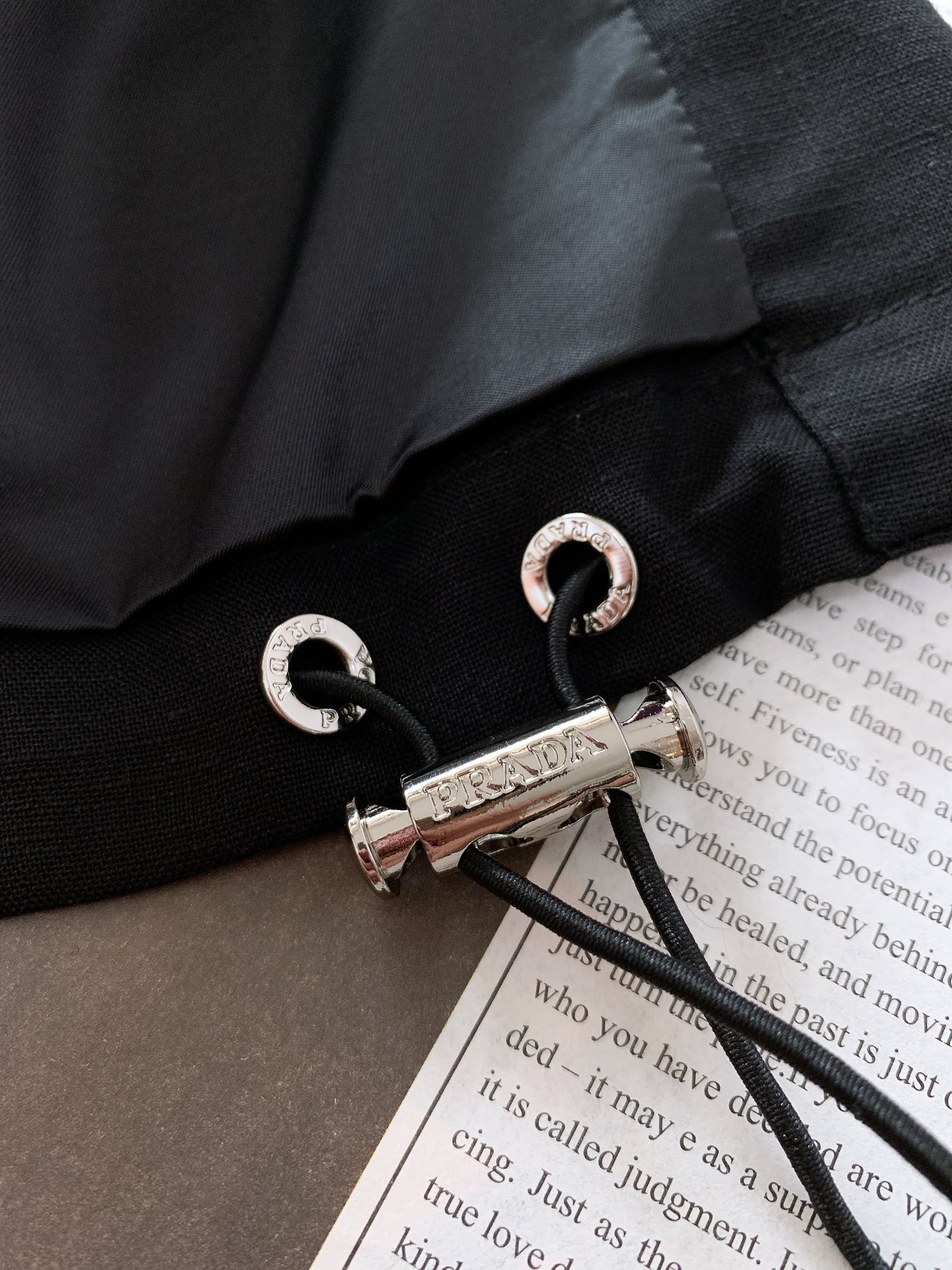 Prada 普拉达 2025FW早秋新品 天丝麻夹克外套。质感面料，演绎舒适与高级。天丝麻面料的运用，是