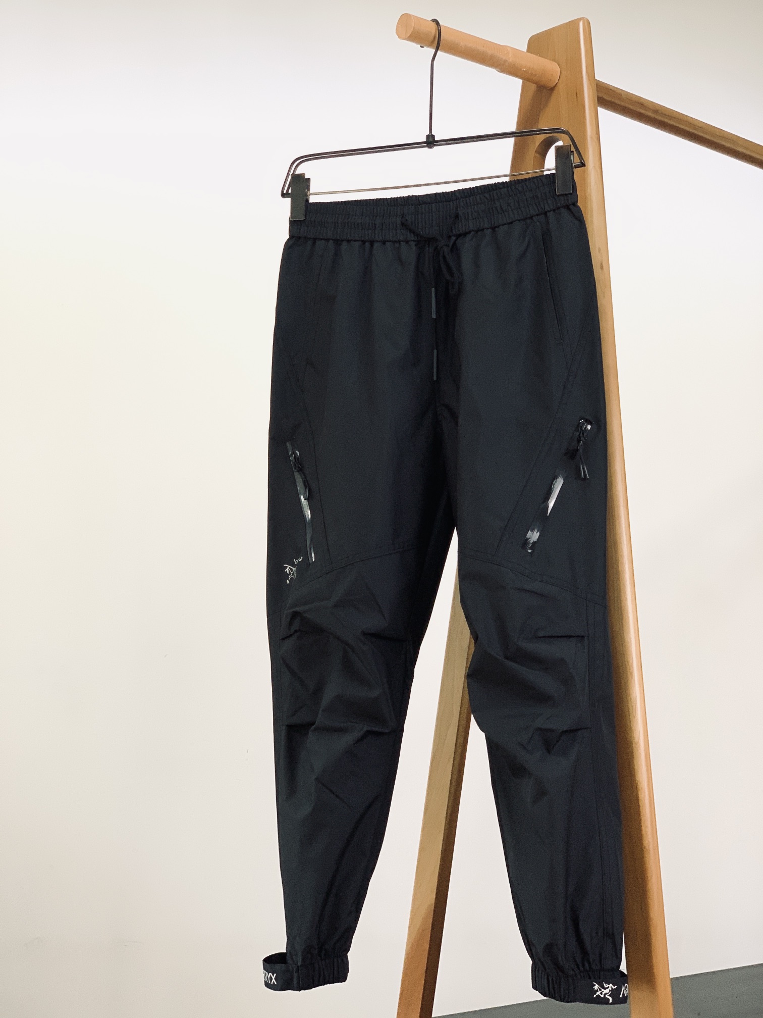 ARCTERYX 始祖鸟 2025FW早秋新品户外休闲裤👖经典设计，低调而不失格调这款休闲裤简约大气又百