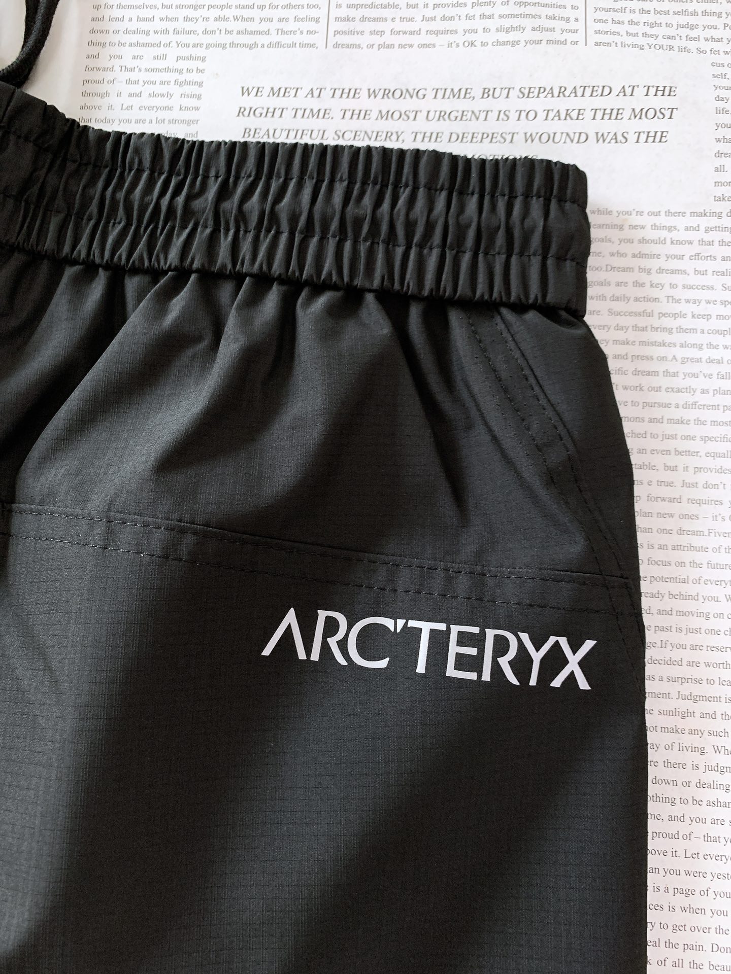 ARCTERYX 始祖鸟 2025FW早秋新品户外休闲裤👖经典设计，低调而不失格调这款休闲裤简约大气又百
