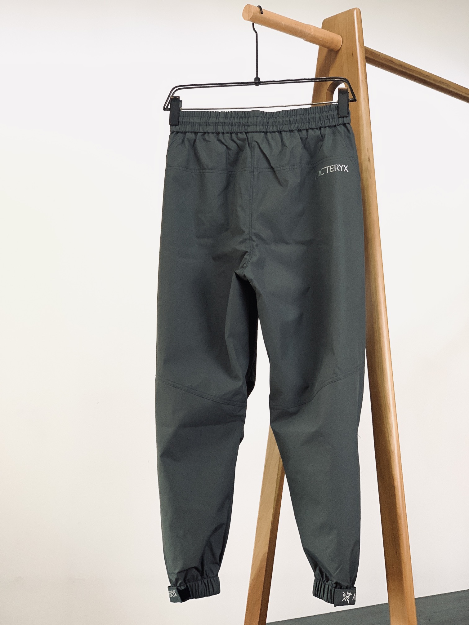 ARCTERYX 始祖鸟 2025FW早秋新品户外休闲裤👖经典设计，低调而不失格调这款休闲裤简约大气又百