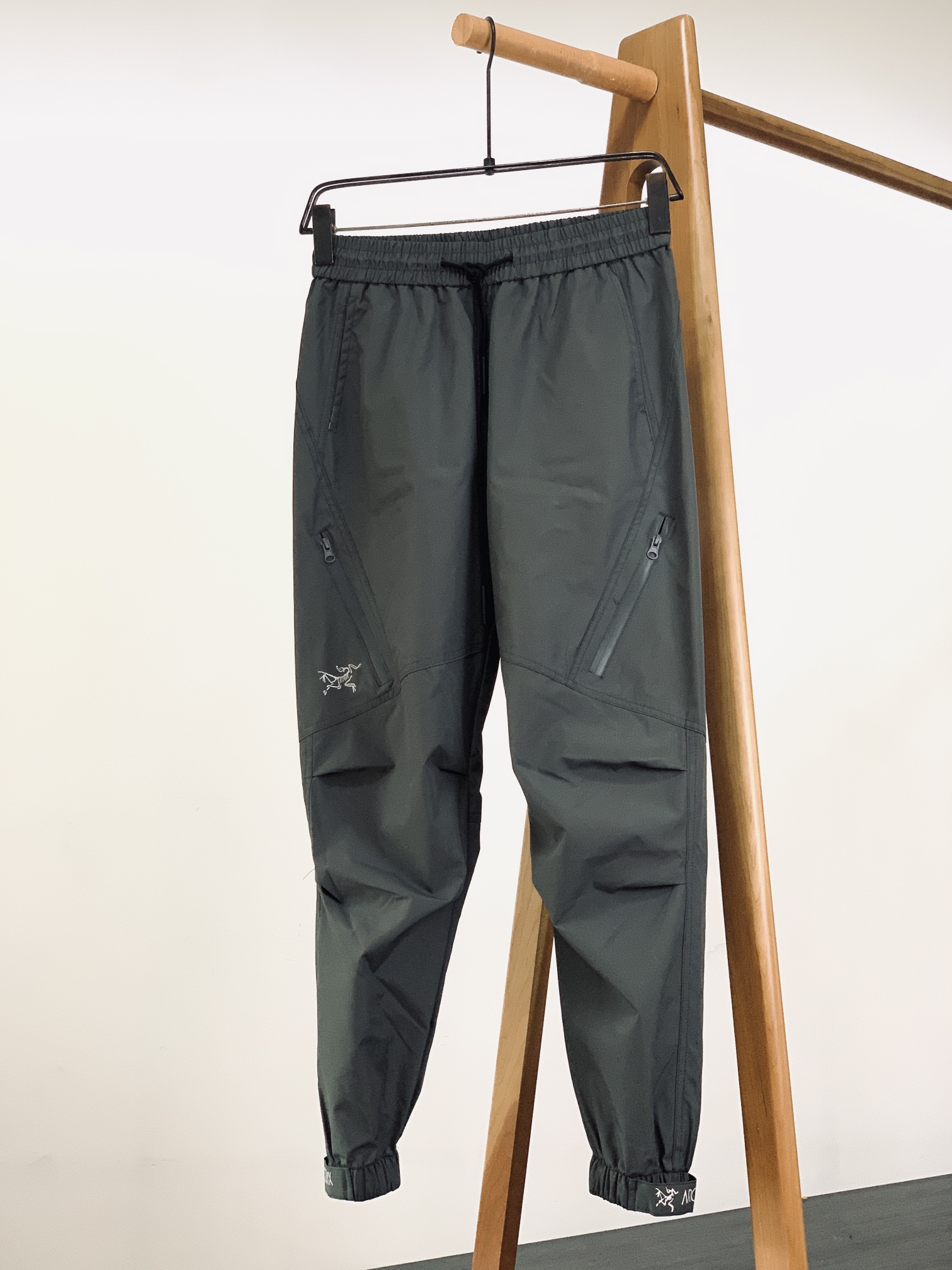 ARCTERYX 始祖鸟 2025FW早秋新品户外休闲裤👖经典设计，低调而不失格调这款休闲裤简约大气又百