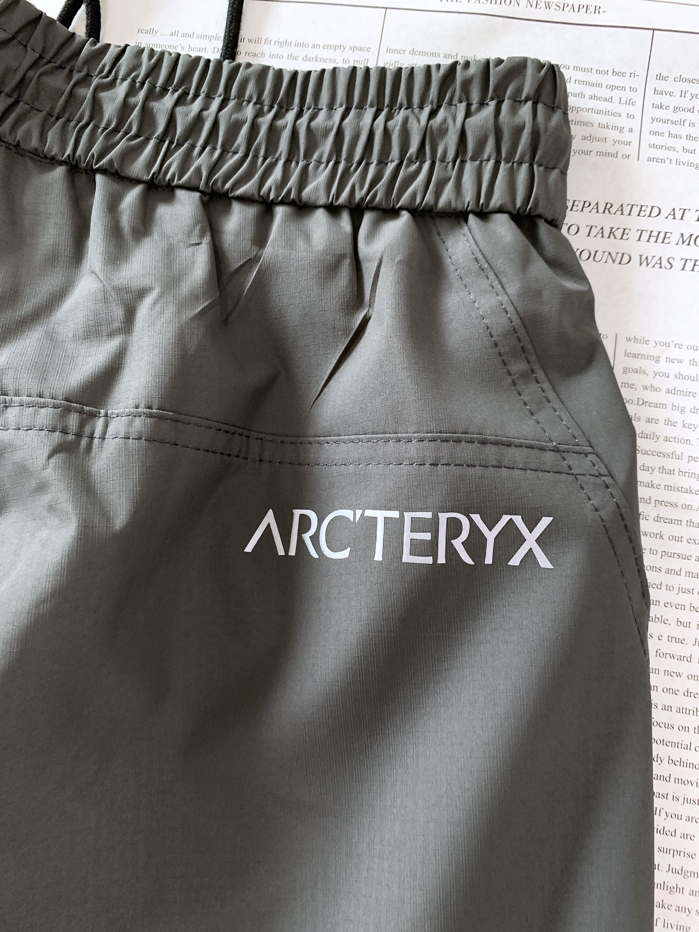 ARCTERYX 始祖鸟 2025FW早秋新品户外休闲裤👖经典设计，低调而不失格调这款休闲裤简约大气又百