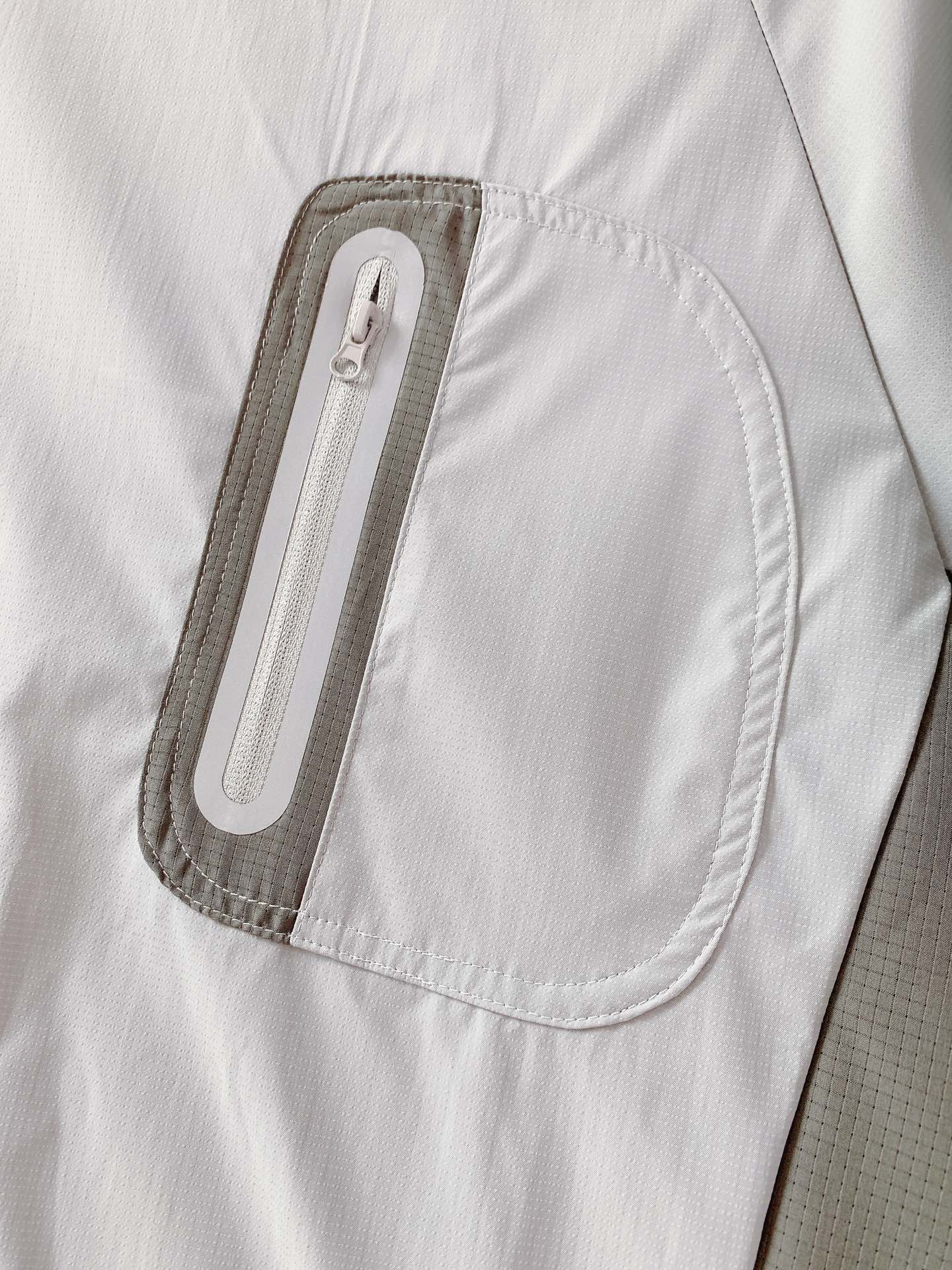 ARCTERYX 始祖鸟 2025FW早秋新品鸟家户外上衣：功能与时尚的完美融合。这款上衣整体采用简约的