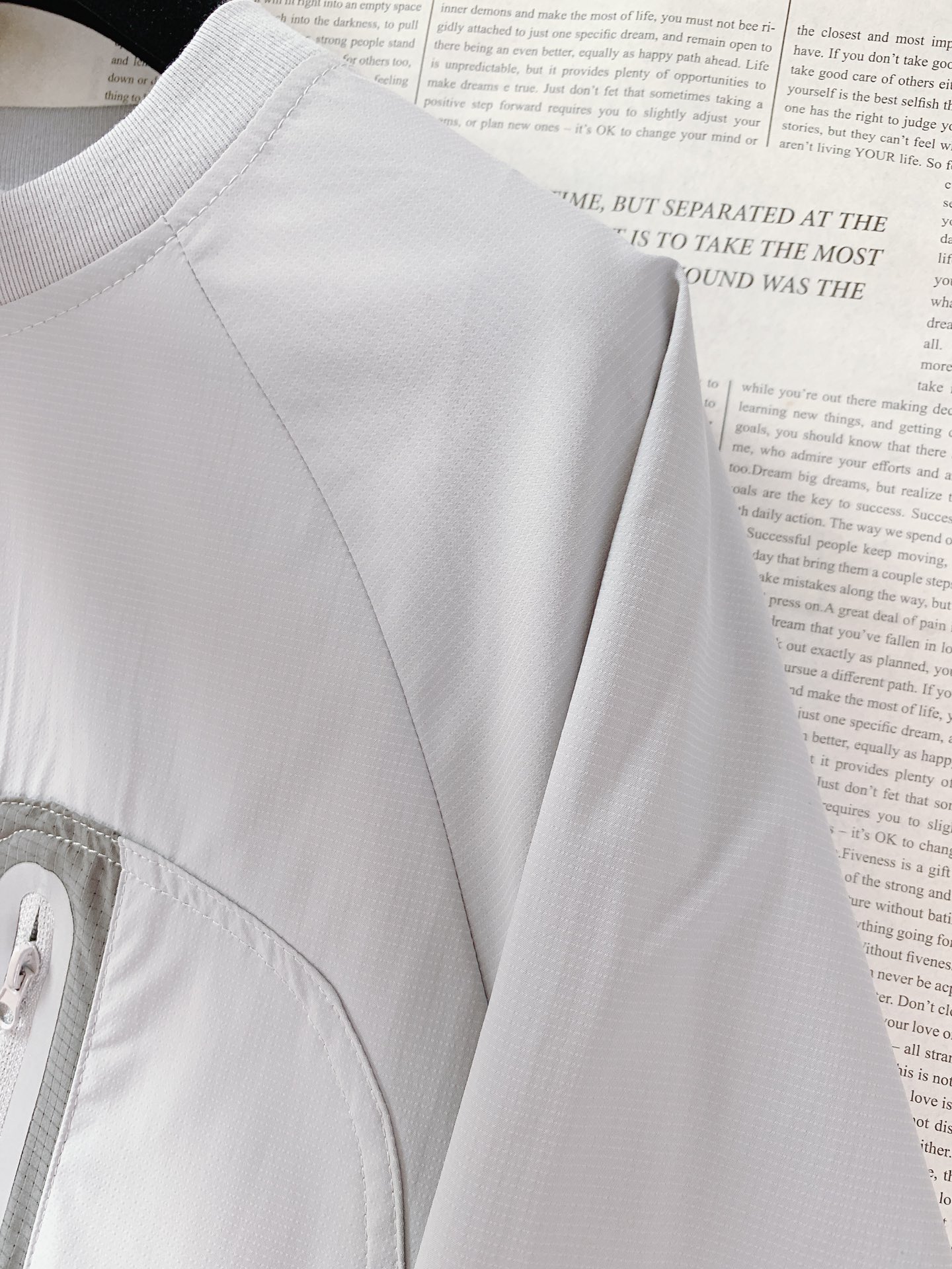 ARCTERYX 始祖鸟 2025FW早秋新品鸟家户外上衣：功能与时尚的完美融合。这款上衣整体采用简约的