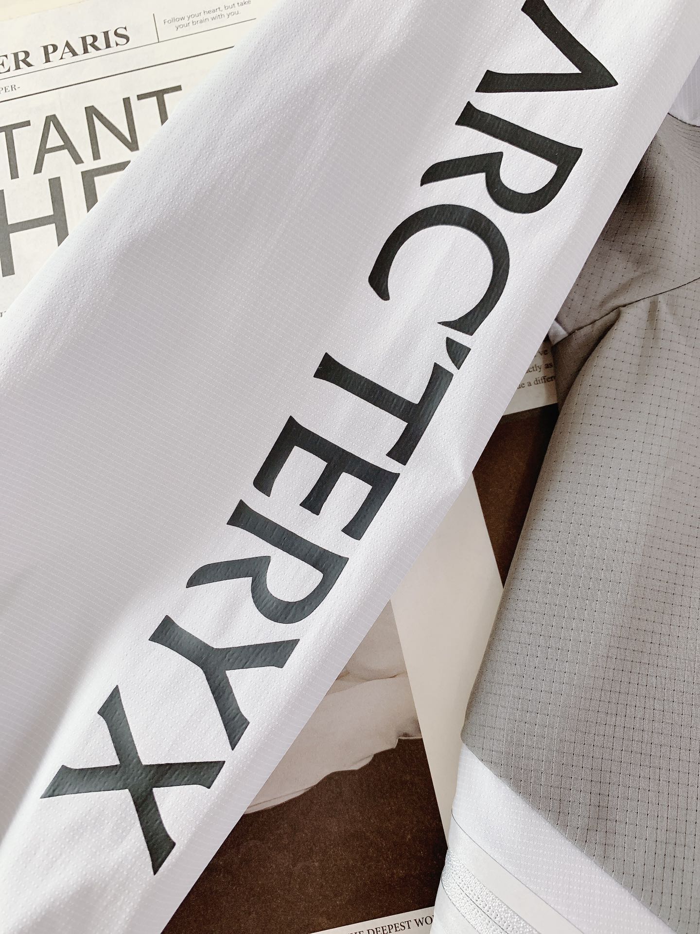 ARCTERYX 始祖鸟 2025FW早秋新品鸟家户外上衣：功能与时尚的完美融合。这款上衣整体采用简约的