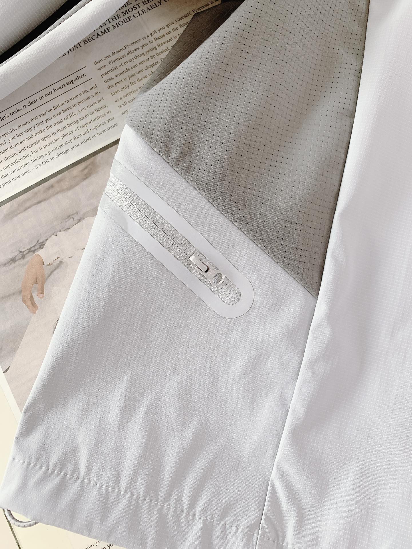 ARCTERYX 始祖鸟 2025FW早秋新品鸟家户外上衣：功能与时尚的完美融合。这款上衣整体采用简约的