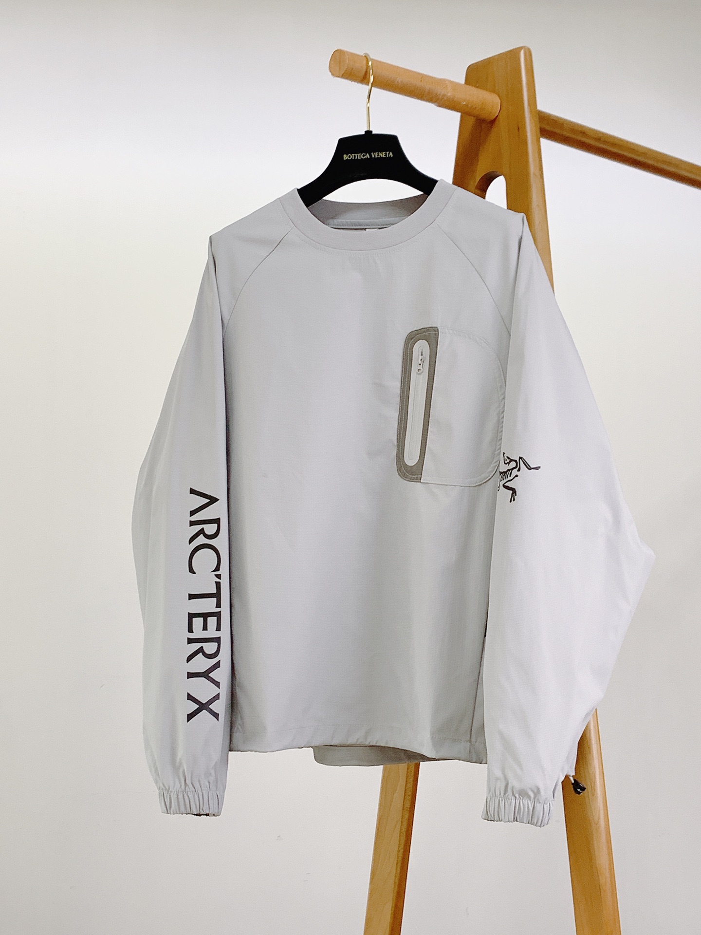 ARCTERYX 始祖鸟 2025FW早秋新品鸟家户外上衣：功能与时尚的完美融合。这款上衣整体采用简约的