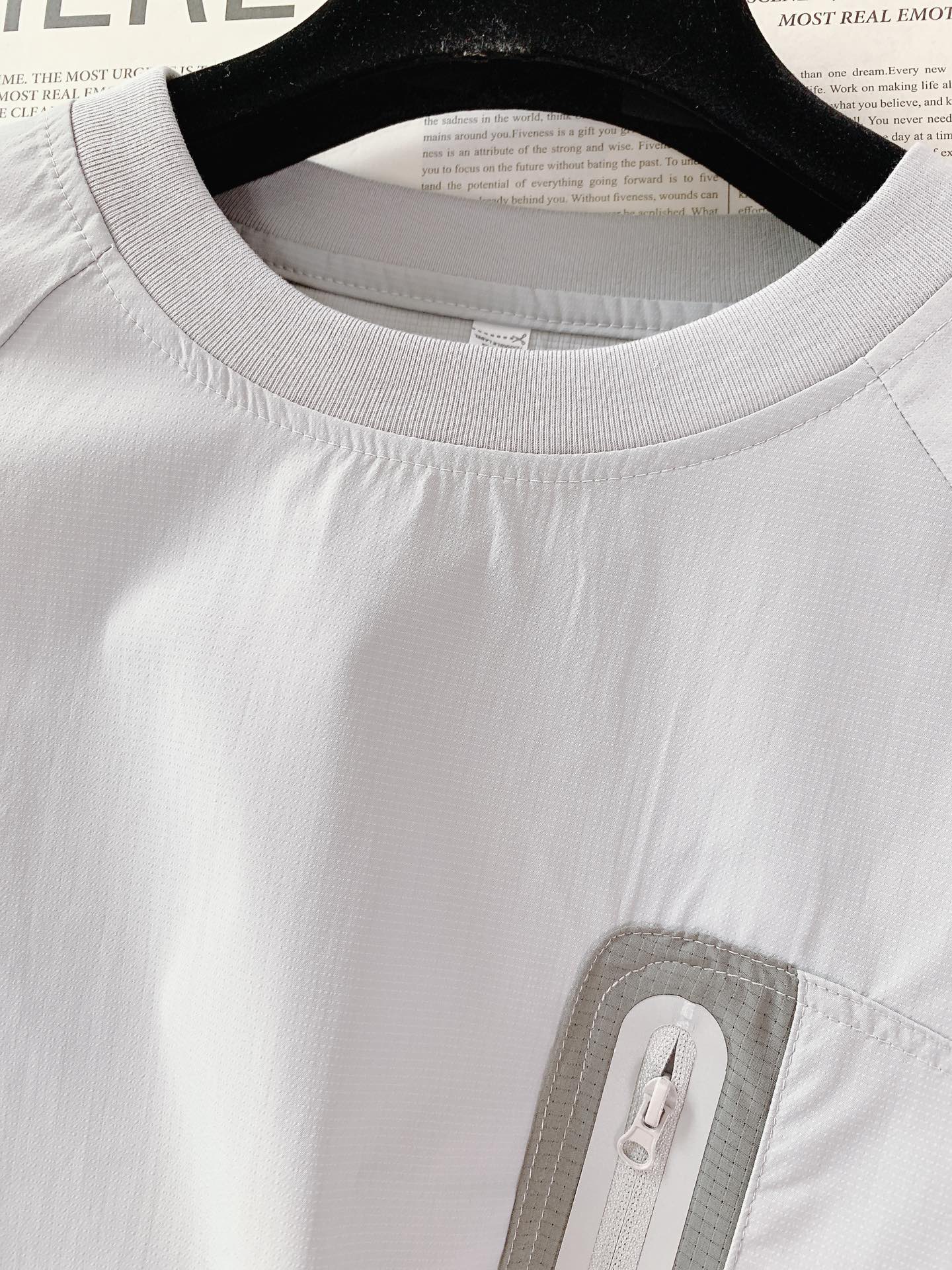 ARCTERYX 始祖鸟 2025FW早秋新品鸟家户外上衣：功能与时尚的完美融合。这款上衣整体采用简约的