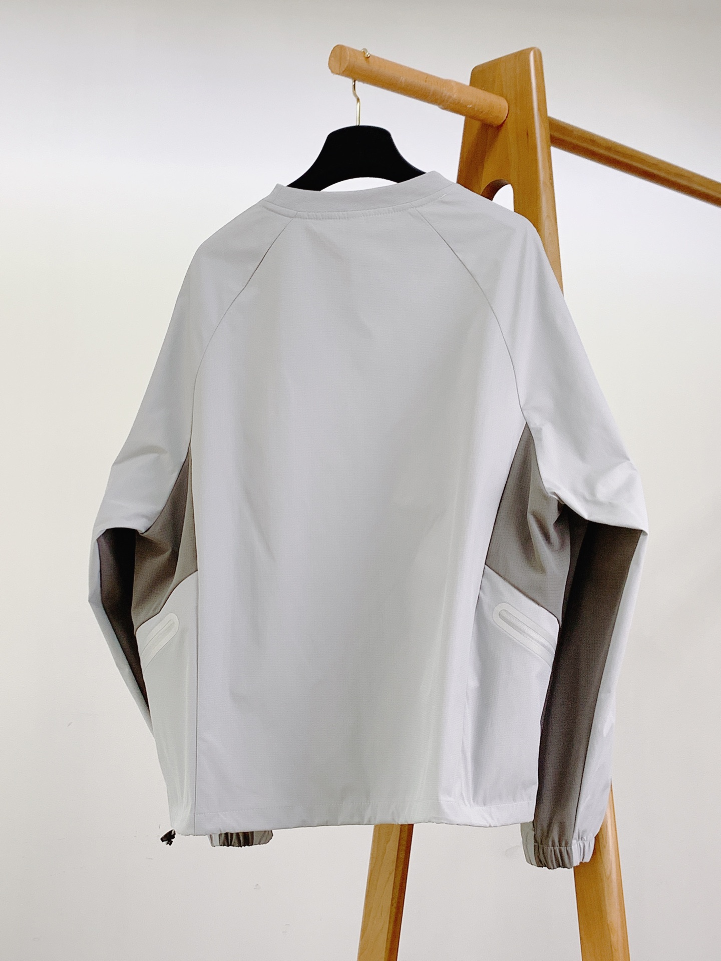 ARCTERYX 始祖鸟 2025FW早秋新品鸟家户外上衣：功能与时尚的完美融合。这款上衣整体采用简约的