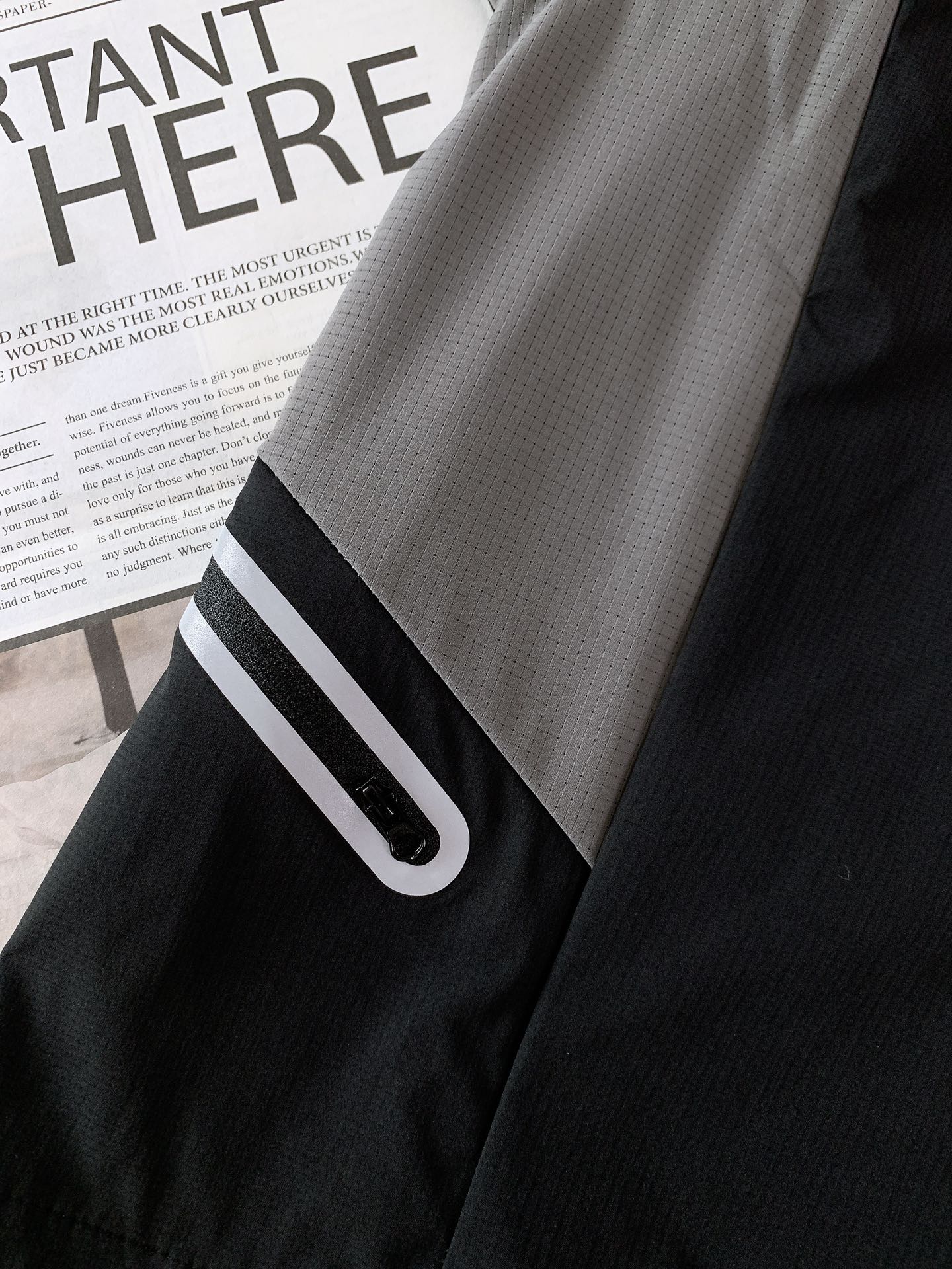 ARCTERYX 始祖鸟 2025FW早秋新品鸟家户外上衣：功能与时尚的完美融合。这款上衣整体采用简约的