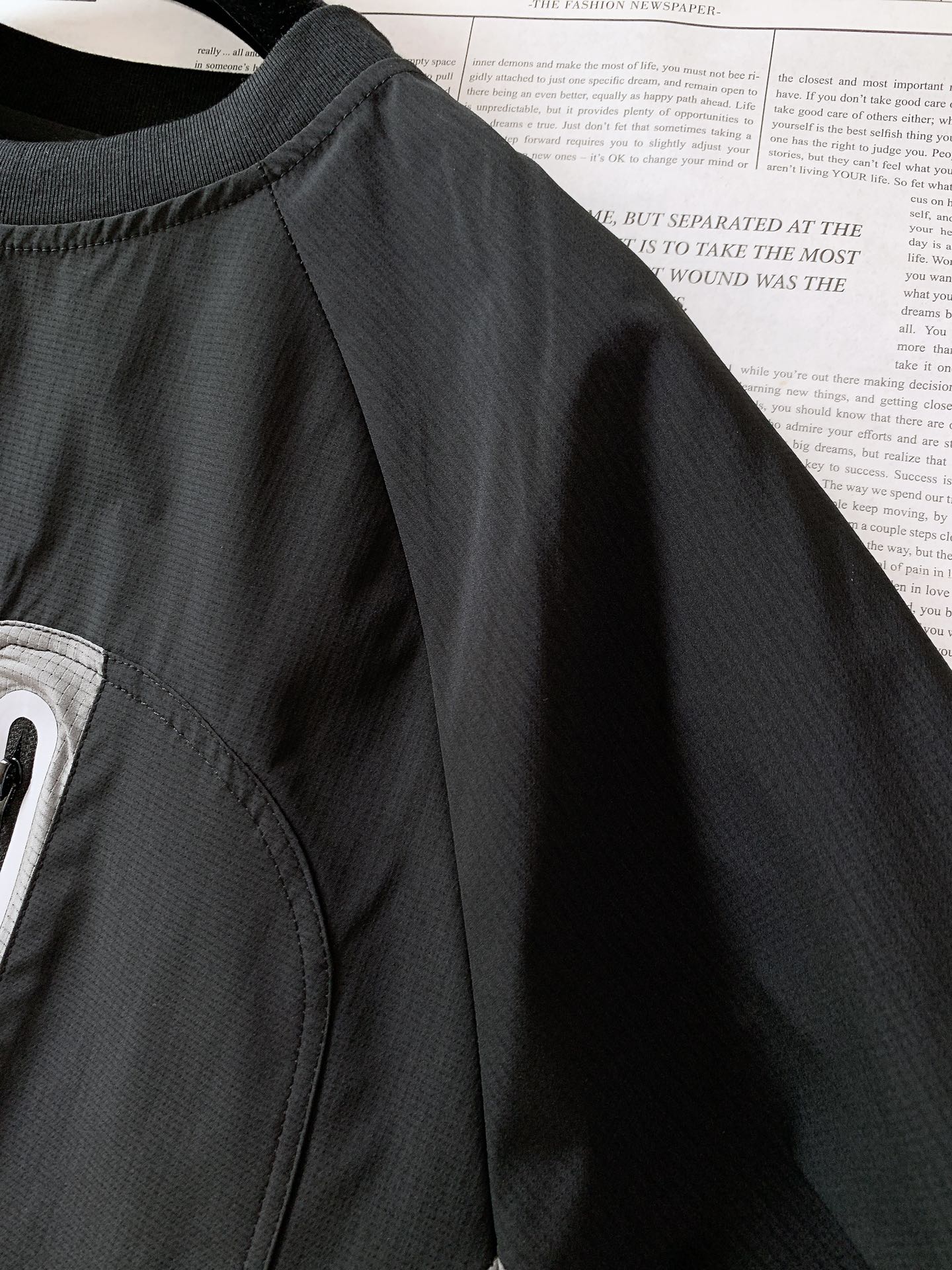 ARCTERYX 始祖鸟 2025FW早秋新品鸟家户外上衣：功能与时尚的完美融合。这款上衣整体采用简约的