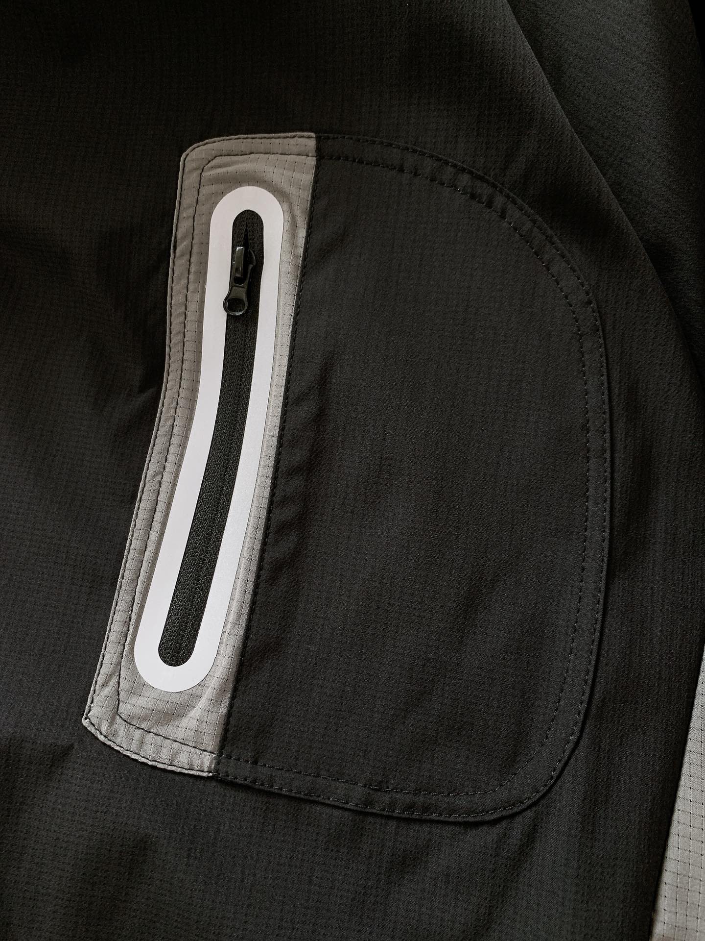 ARCTERYX 始祖鸟 2025FW早秋新品鸟家户外上衣：功能与时尚的完美融合。这款上衣整体采用简约的