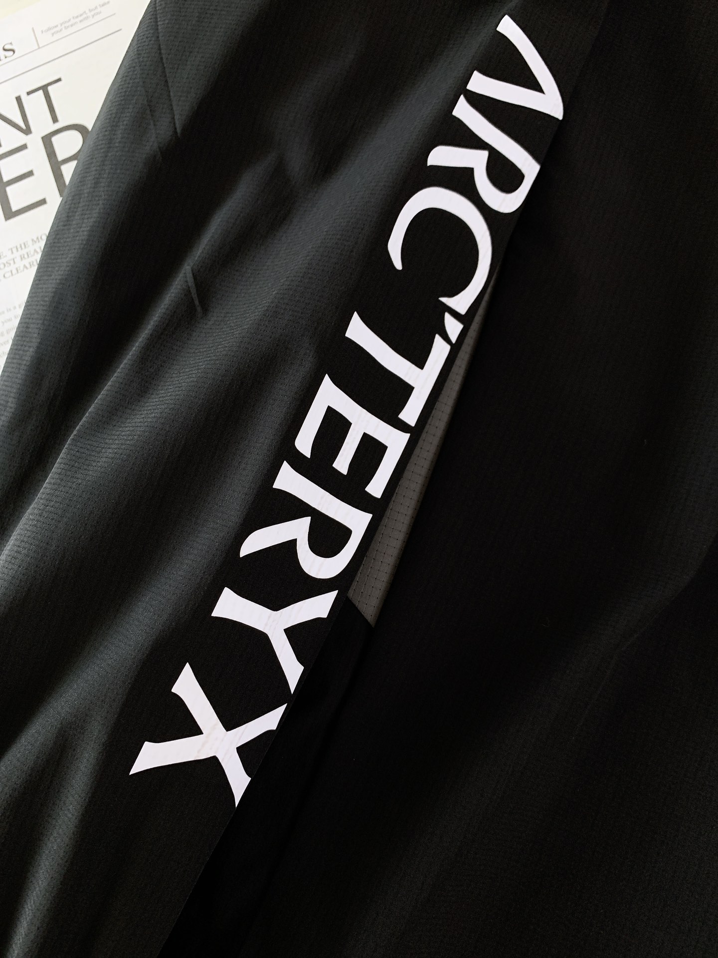 ARCTERYX 始祖鸟 2025FW早秋新品鸟家户外上衣：功能与时尚的完美融合。这款上衣整体采用简约的
