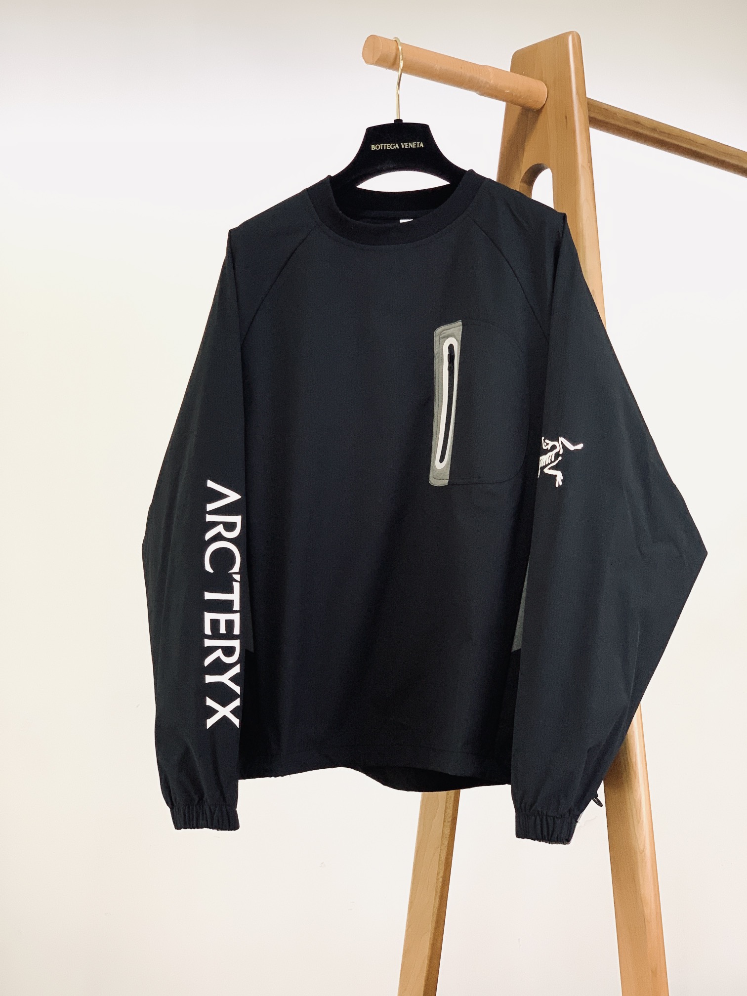 ARCTERYX 始祖鸟 2025FW早秋新品鸟家户外上衣：功能与时尚的完美融合。这款上衣整体采用简约的