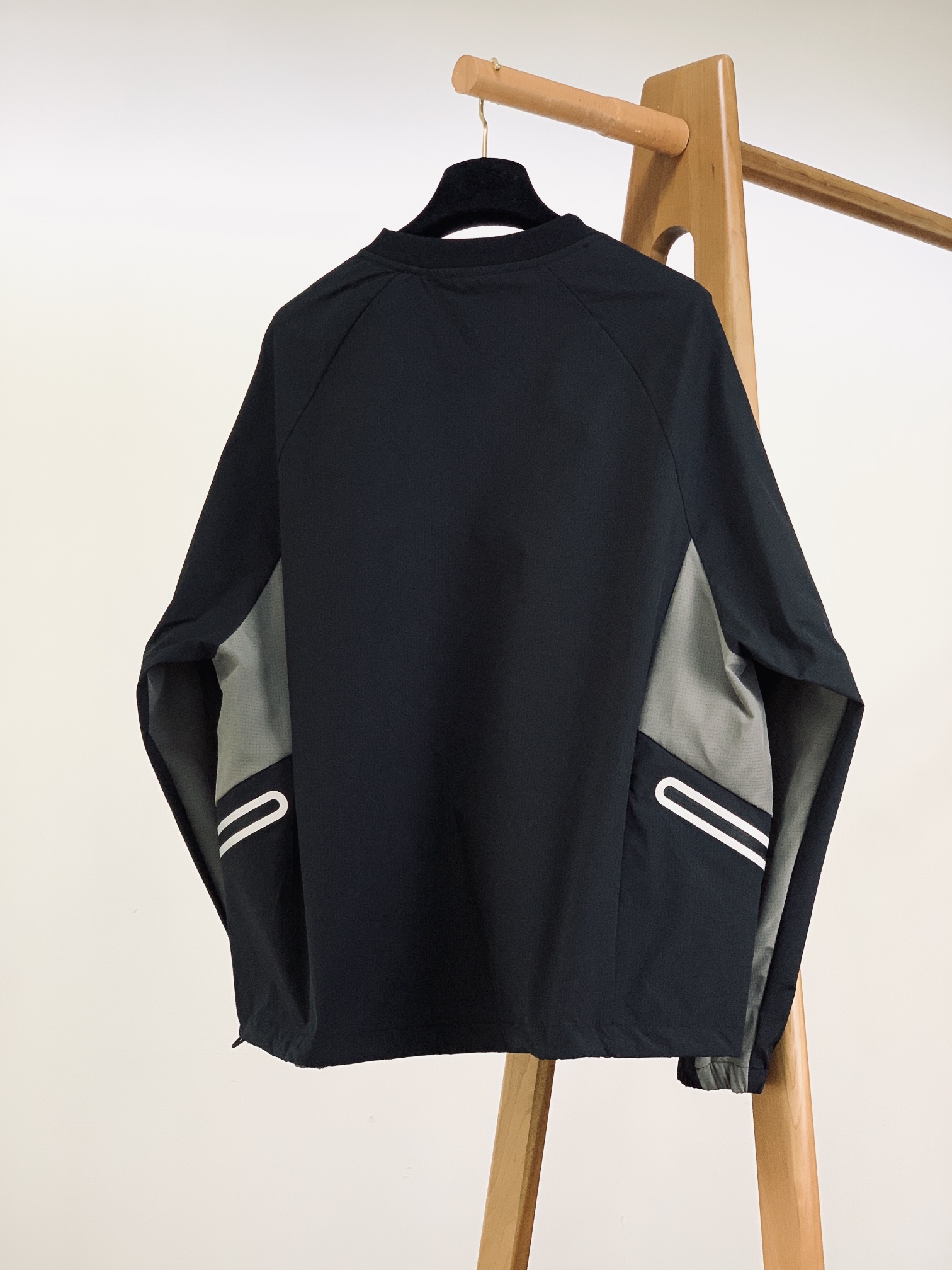 ARCTERYX 始祖鸟 2025FW早秋新品鸟家户外上衣：功能与时尚的完美融合。这款上衣整体采用简约的