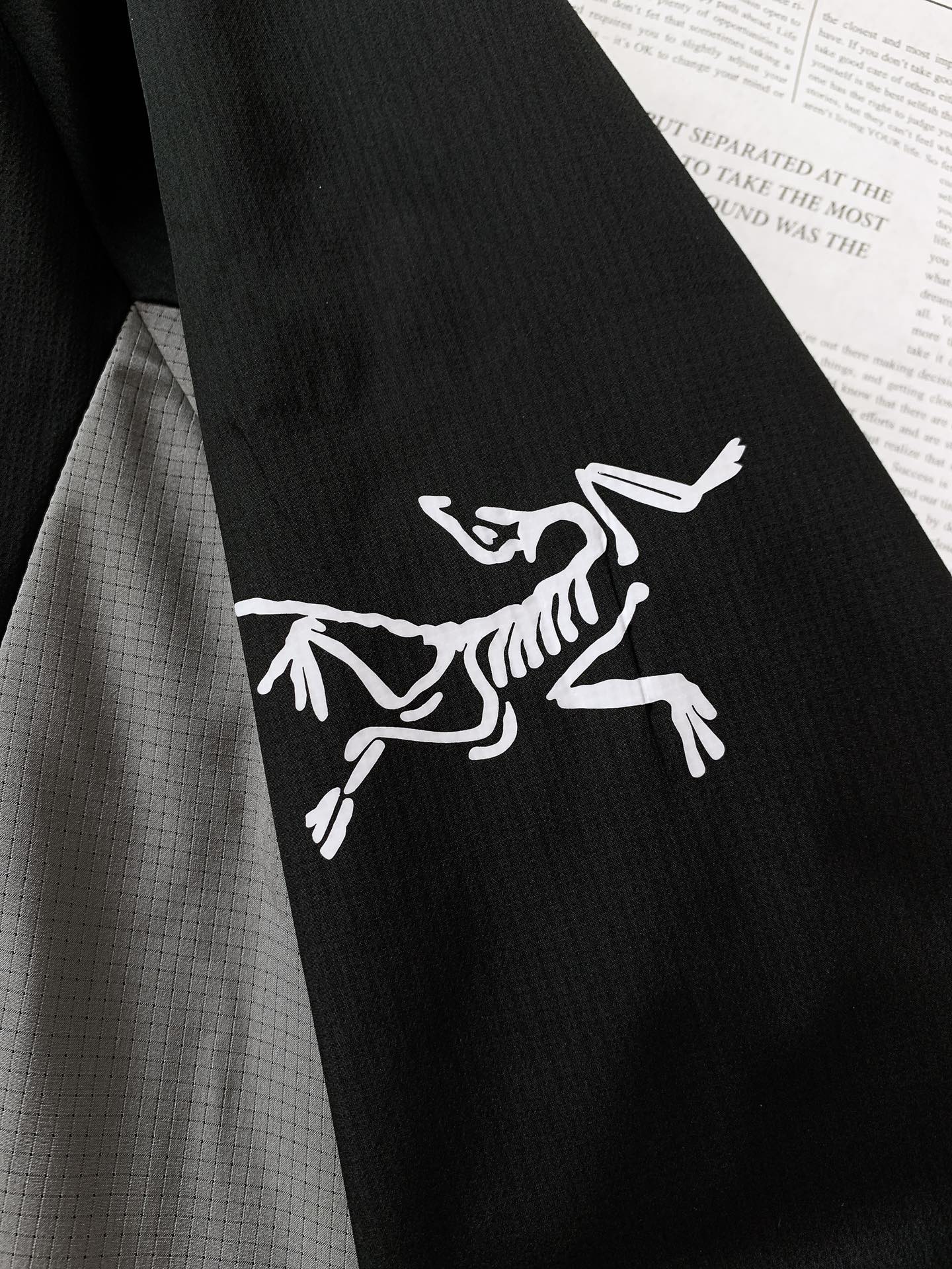 ARCTERYX 始祖鸟 2025FW早秋新品鸟家户外上衣：功能与时尚的完美融合。这款上衣整体采用简约的