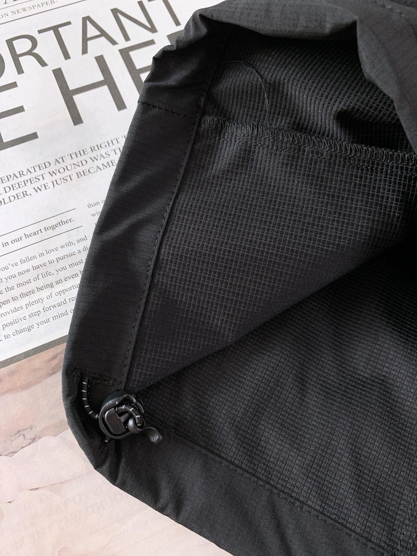 ARCTERYX 始祖鸟 2025FW早秋新品鸟家户外上衣：功能与时尚的完美融合。这款上衣整体采用简约的