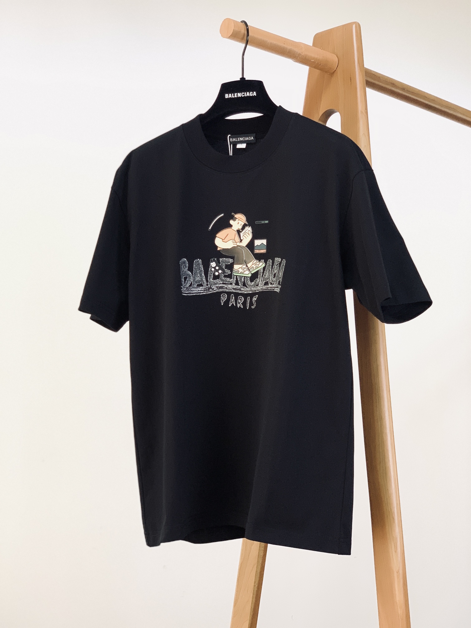 𝐁𝐚𝐥𝐞𝐧𝐜𝐢𝐚𝐠𝐚 巴黎世家 2025SS春夏新品 卡通印花T恤，细节控的时尚解药。故意用做旧纹理呈现