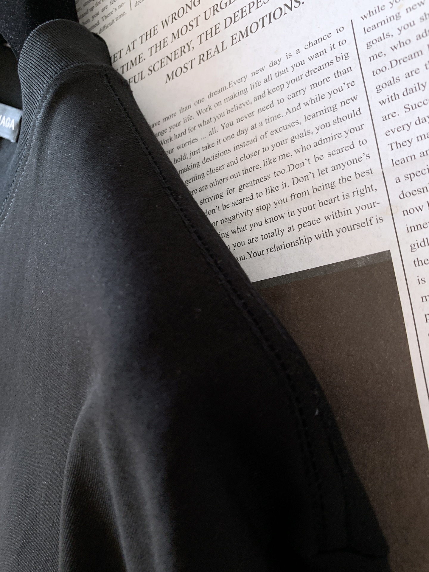 𝐁𝐚𝐥𝐞𝐧𝐜𝐢𝐚𝐠𝐚 巴黎世家 2025SS春夏新品 卡通印花T恤，细节控的时尚解药。故意用做旧纹理呈现