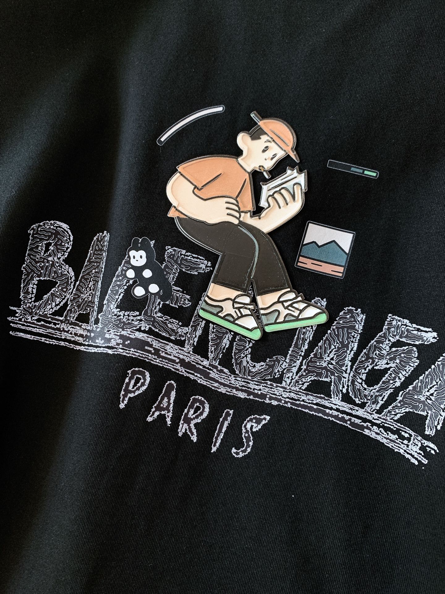 𝐁𝐚𝐥𝐞𝐧𝐜𝐢𝐚𝐠𝐚 巴黎世家 2025SS春夏新品 卡通印花T恤，细节控的时尚解药。故意用做旧纹理呈现