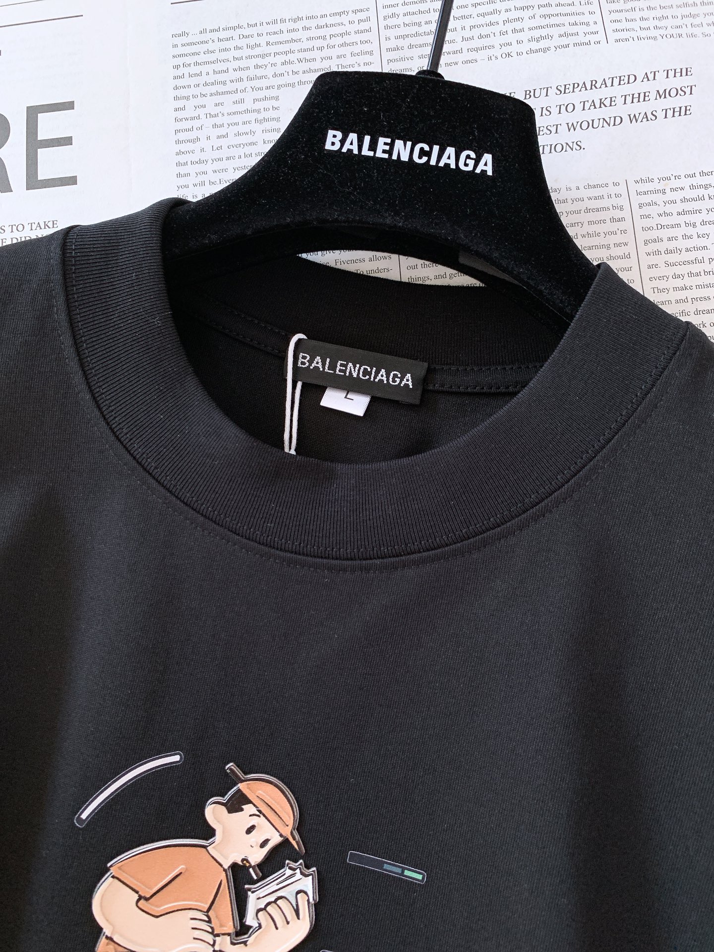 𝐁𝐚𝐥𝐞𝐧𝐜𝐢𝐚𝐠𝐚 巴黎世家 2025SS春夏新品 卡通印花T恤，细节控的时尚解药。故意用做旧纹理呈现