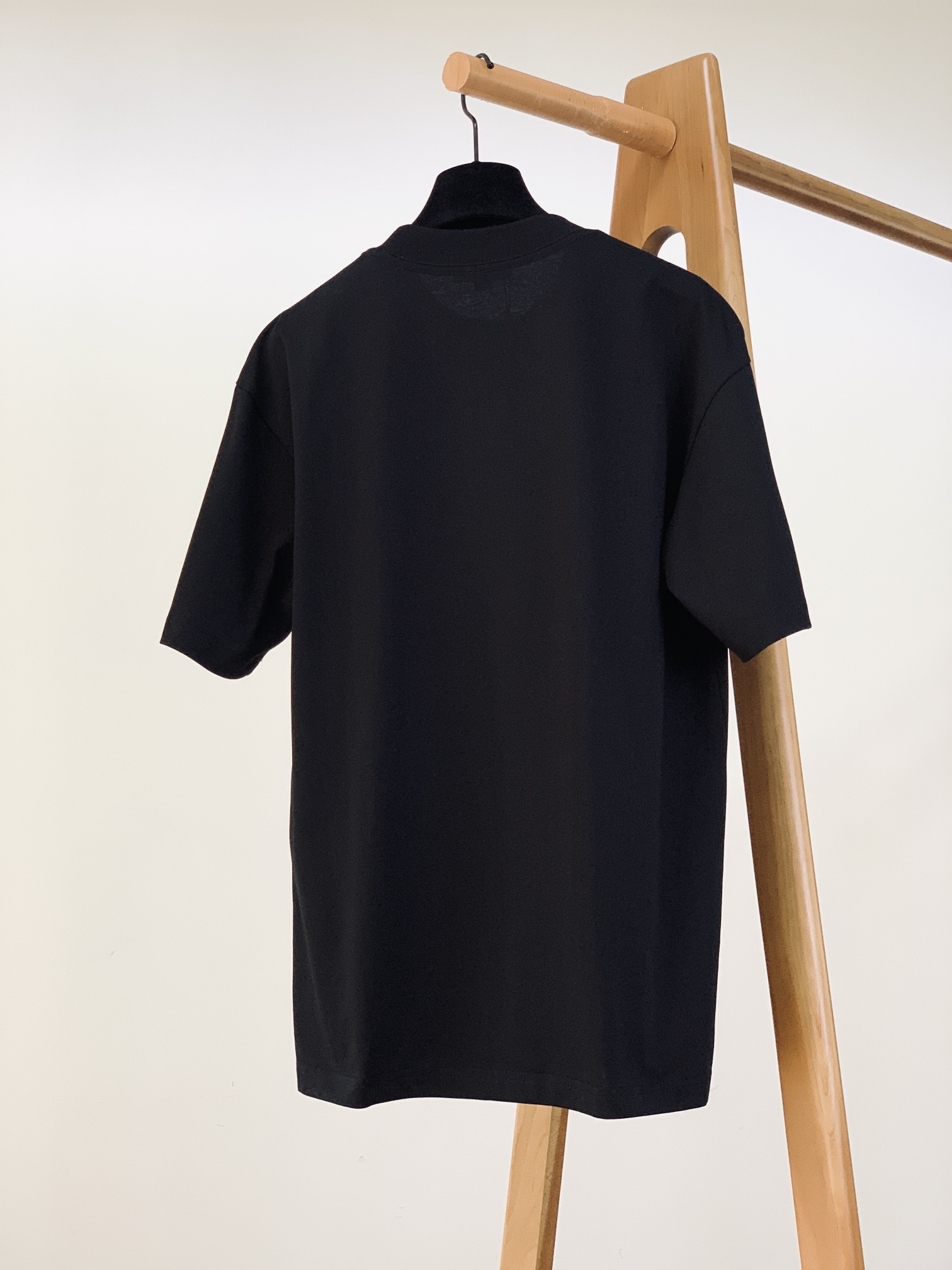 𝐁𝐚𝐥𝐞𝐧𝐜𝐢𝐚𝐠𝐚 巴黎世家 2025SS春夏新品 卡通印花T恤，细节控的时尚解药。故意用做旧纹理呈现