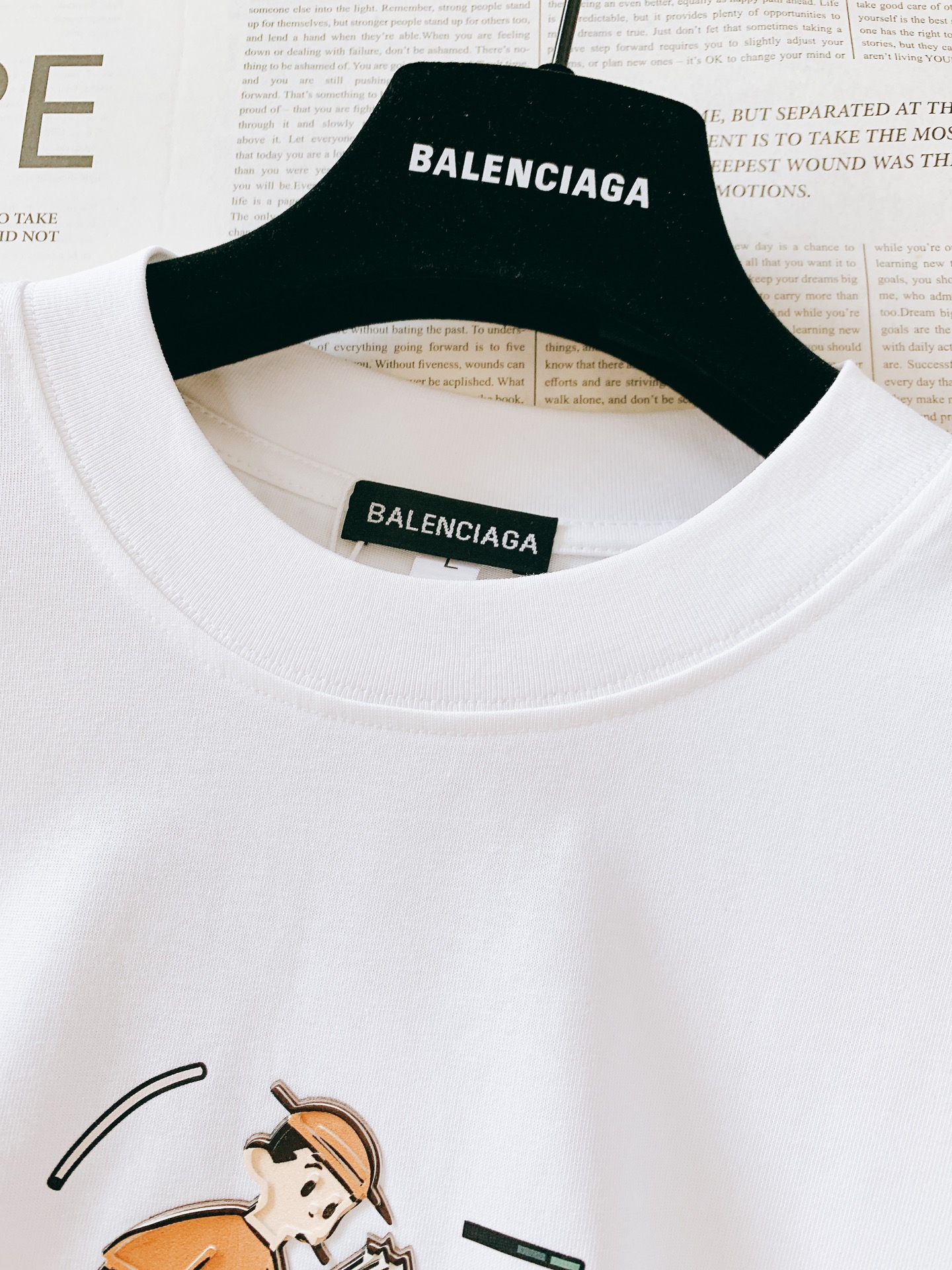 𝐁𝐚𝐥𝐞𝐧𝐜𝐢𝐚𝐠𝐚 巴黎世家 2025SS春夏新品 卡通印花T恤，细节控的时尚解药。故意用做旧纹理呈现