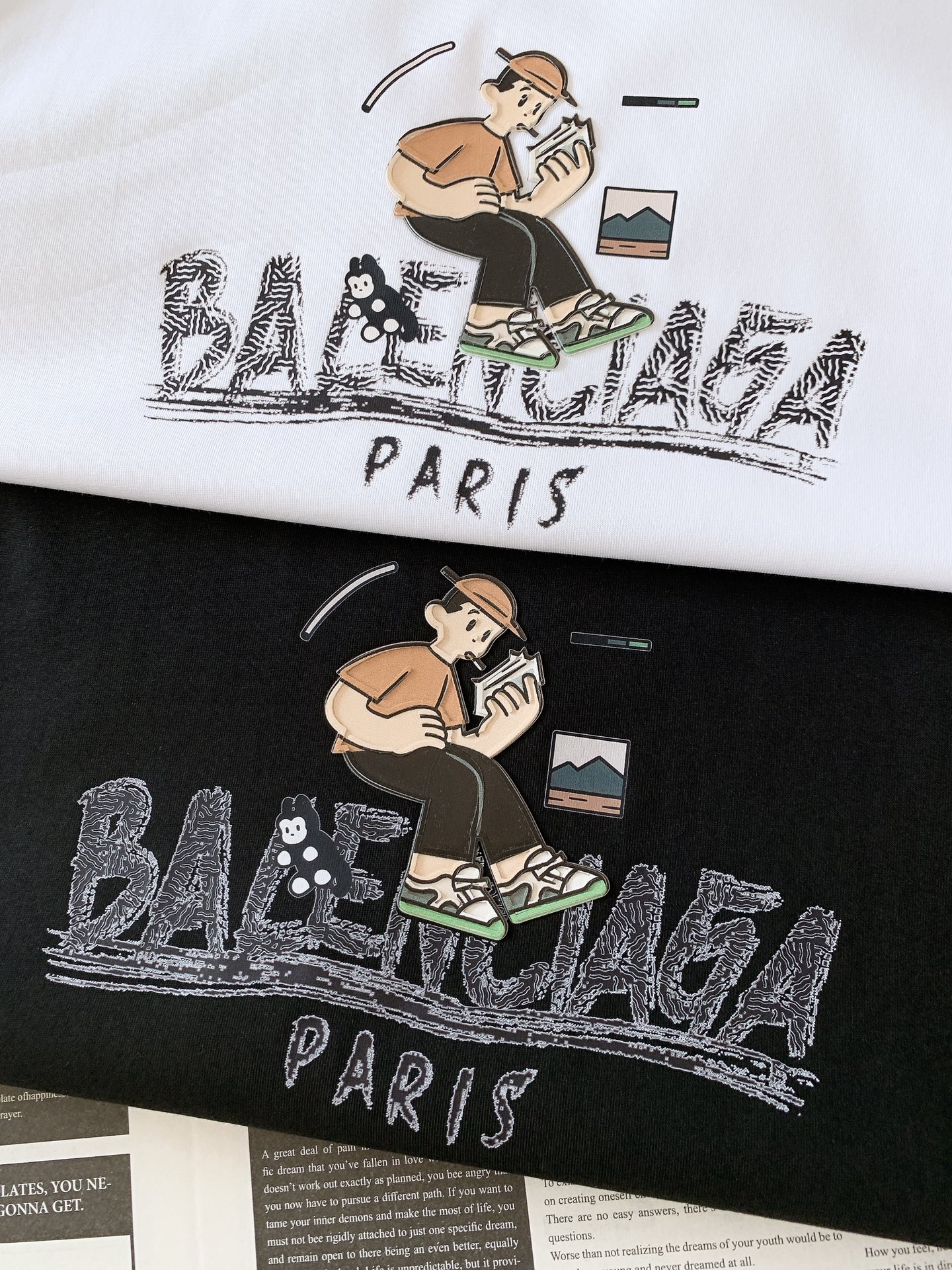 𝐁𝐚𝐥𝐞𝐧𝐜𝐢𝐚𝐠𝐚 巴黎世家 2025SS春夏新品 卡通印花T恤，细节控的时尚解药。故意用做旧纹理呈现