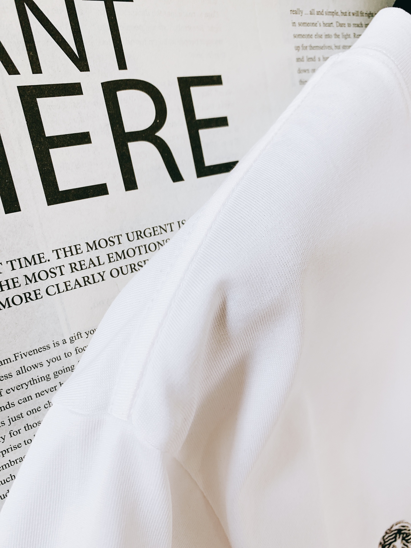 𝐁𝐚𝐥𝐞𝐧𝐜𝐢𝐚𝐠𝐚 巴黎世家 2025SS春夏新品 卡通印花T恤，细节控的时尚解药。故意用做旧纹理呈现