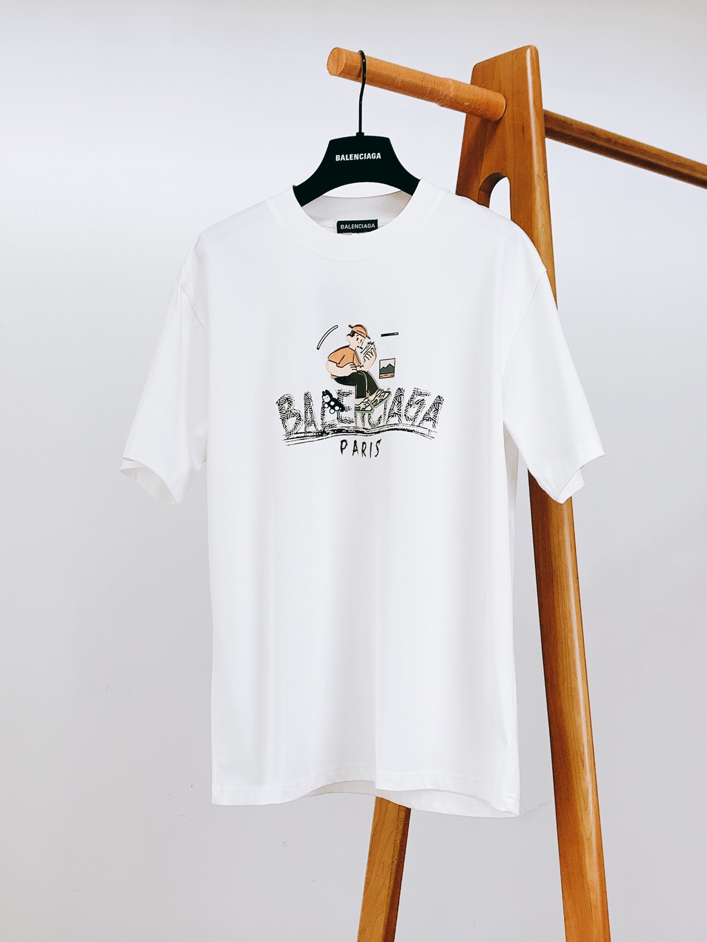 𝐁𝐚𝐥𝐞𝐧𝐜𝐢𝐚𝐠𝐚 巴黎世家 2025SS春夏新品 卡通印花T恤，细节控的时尚解药。故意用做旧纹理呈现