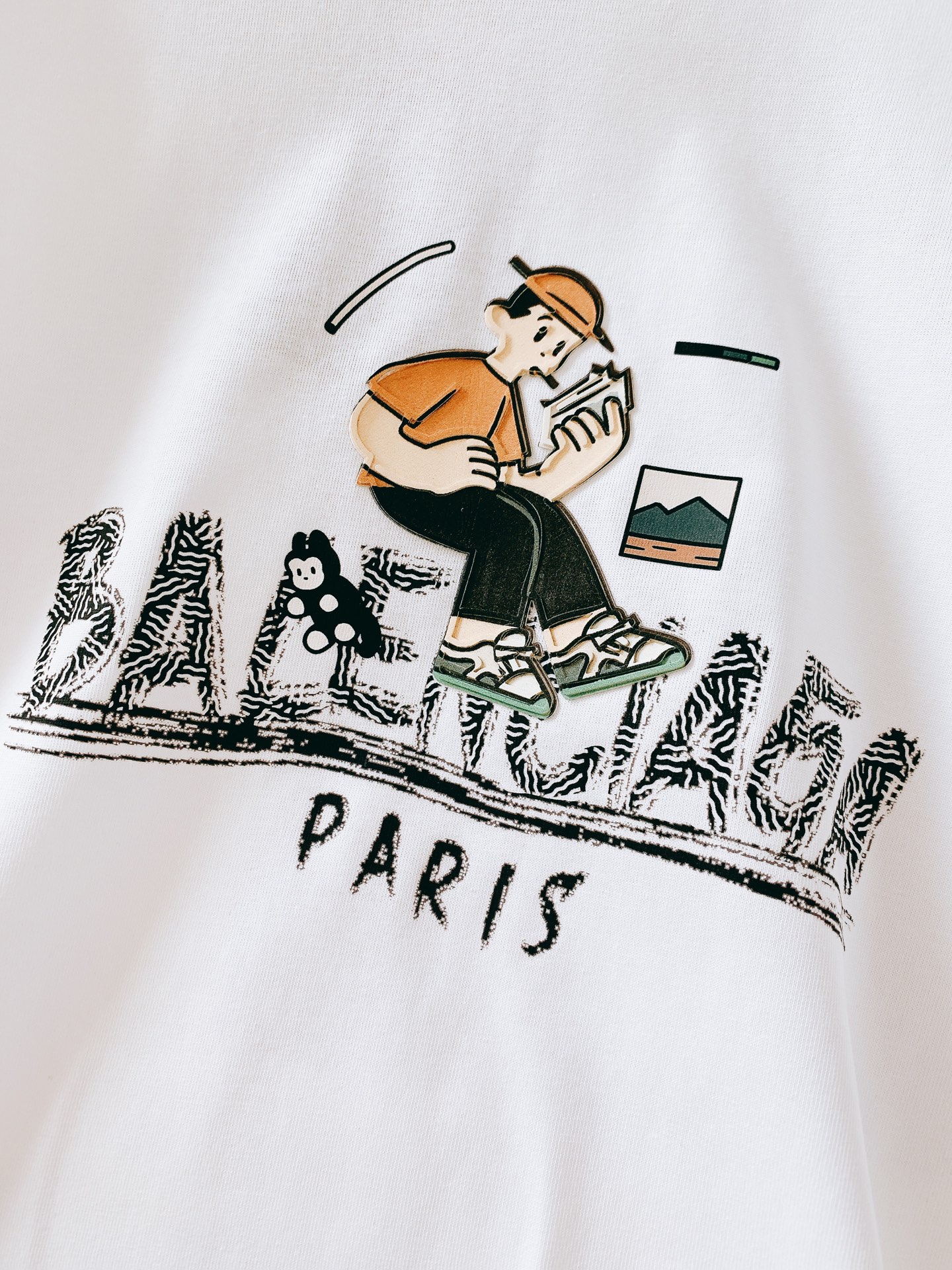 𝐁𝐚𝐥𝐞𝐧𝐜𝐢𝐚𝐠𝐚 巴黎世家 2025SS春夏新品 卡通印花T恤，细节控的时尚解药。故意用做旧纹理呈现