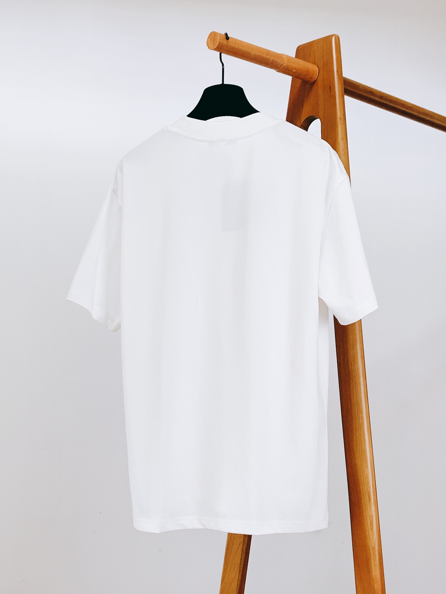 𝐁𝐚𝐥𝐞𝐧𝐜𝐢𝐚𝐠𝐚 巴黎世家 2025SS春夏新品 卡通印花T恤，细节控的时尚解药。故意用做旧纹理呈现