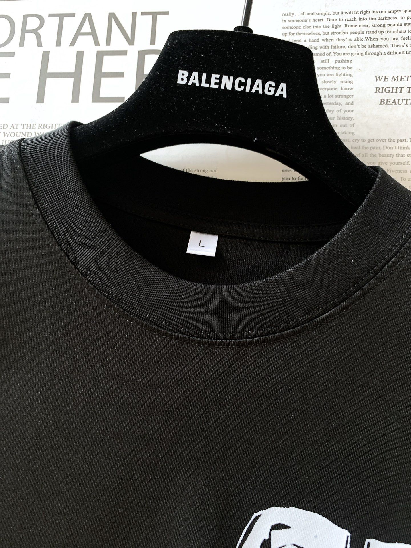 𝐁𝐚𝐥𝐞𝐧𝐜𝐢𝐚𝐠𝐚 巴黎世家 2025SS春夏新品 休闲印花T恤。经典圆领设计，不挑人，不管是单穿还是