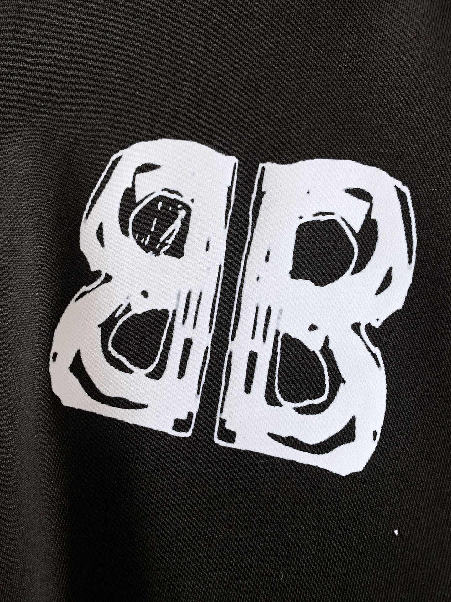 𝐁𝐚𝐥𝐞𝐧𝐜𝐢𝐚𝐠𝐚 巴黎世家 2025SS春夏新品 休闲印花T恤。经典圆领设计，不挑人，不管是单穿还是