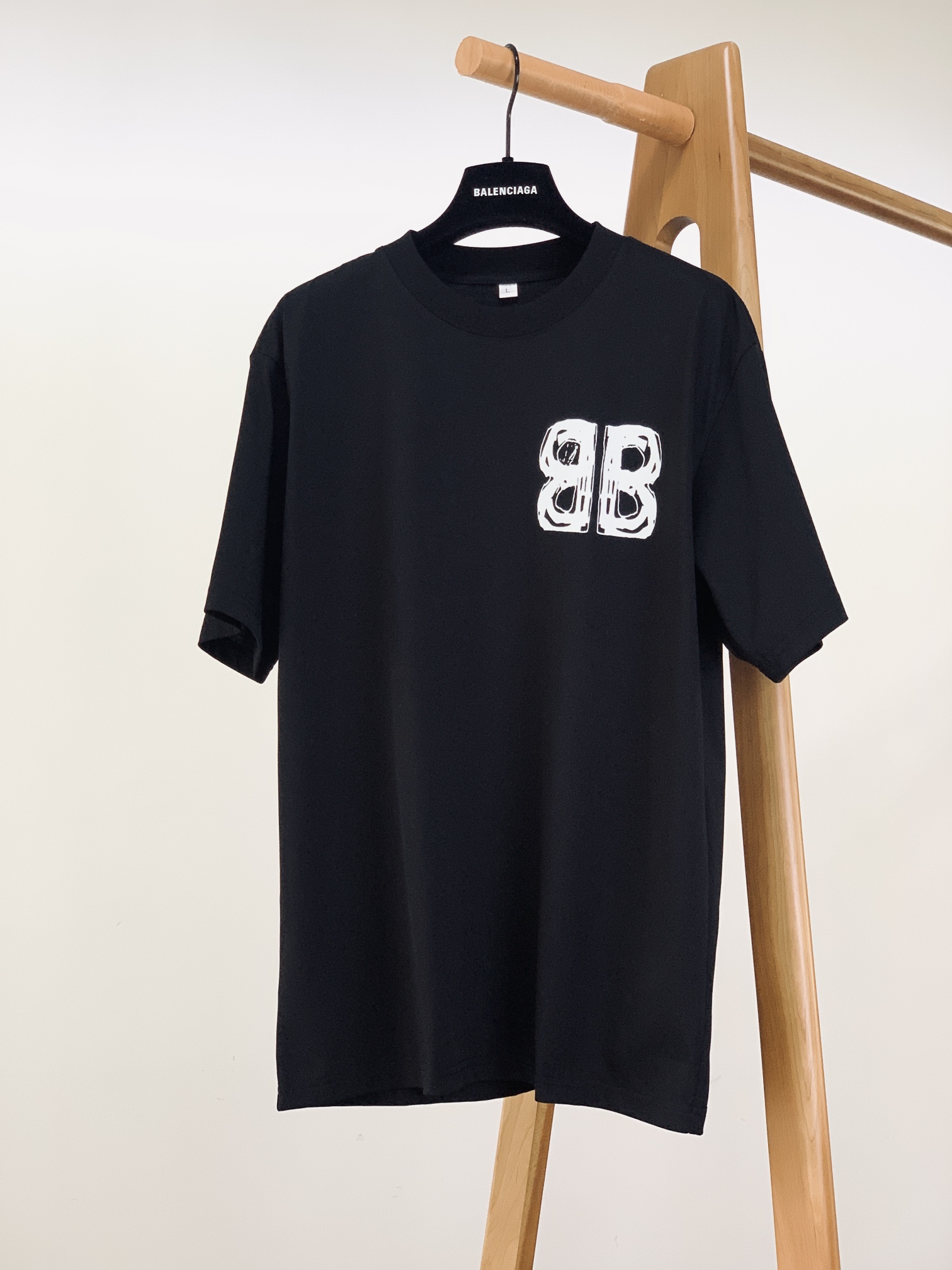 𝐁𝐚𝐥𝐞𝐧𝐜𝐢𝐚𝐠𝐚 巴黎世家 2025SS春夏新品 休闲印花T恤。经典圆领设计，不挑人，不管是单穿还是