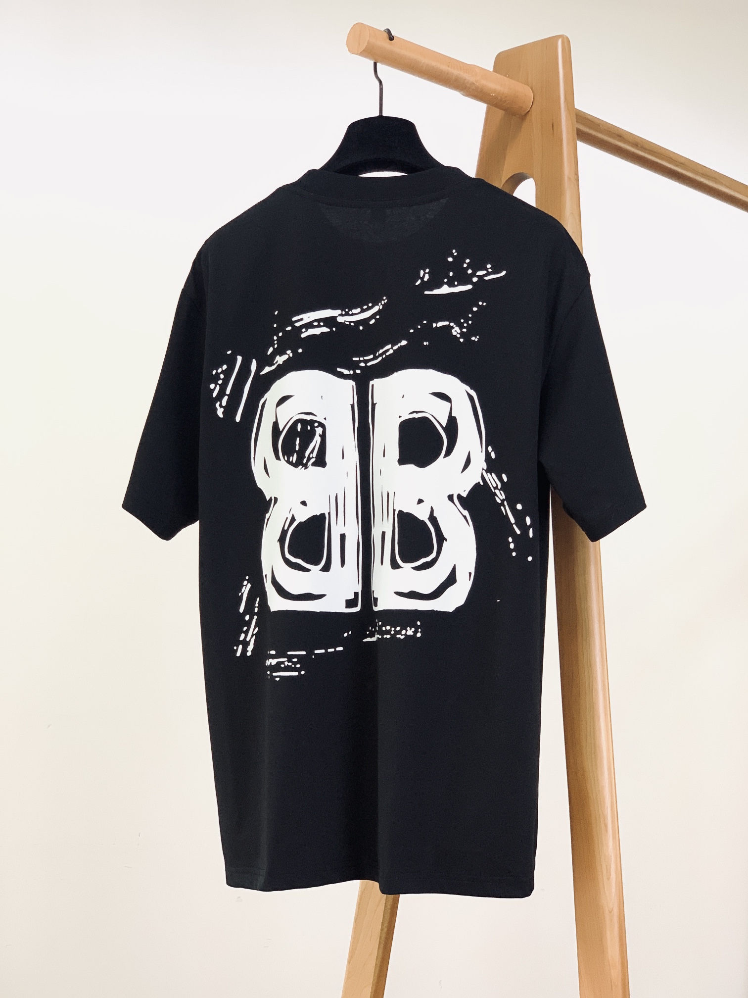 𝐁𝐚𝐥𝐞𝐧𝐜𝐢𝐚𝐠𝐚 巴黎世家 2025SS春夏新品 休闲印花T恤。经典圆领设计，不挑人，不管是单穿还是