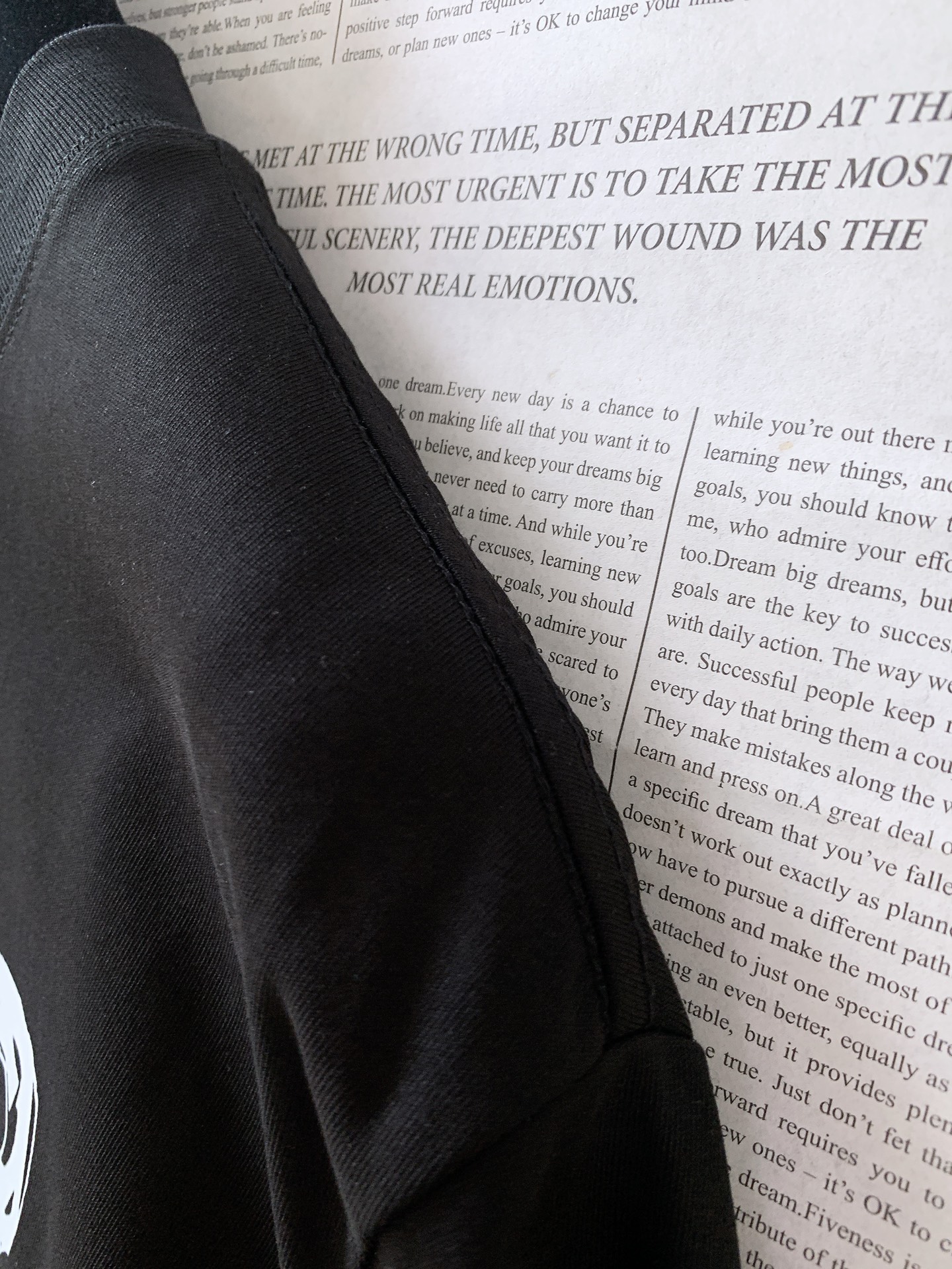 𝐁𝐚𝐥𝐞𝐧𝐜𝐢𝐚𝐠𝐚 巴黎世家 2025SS春夏新品 休闲印花T恤。经典圆领设计，不挑人，不管是单穿还是