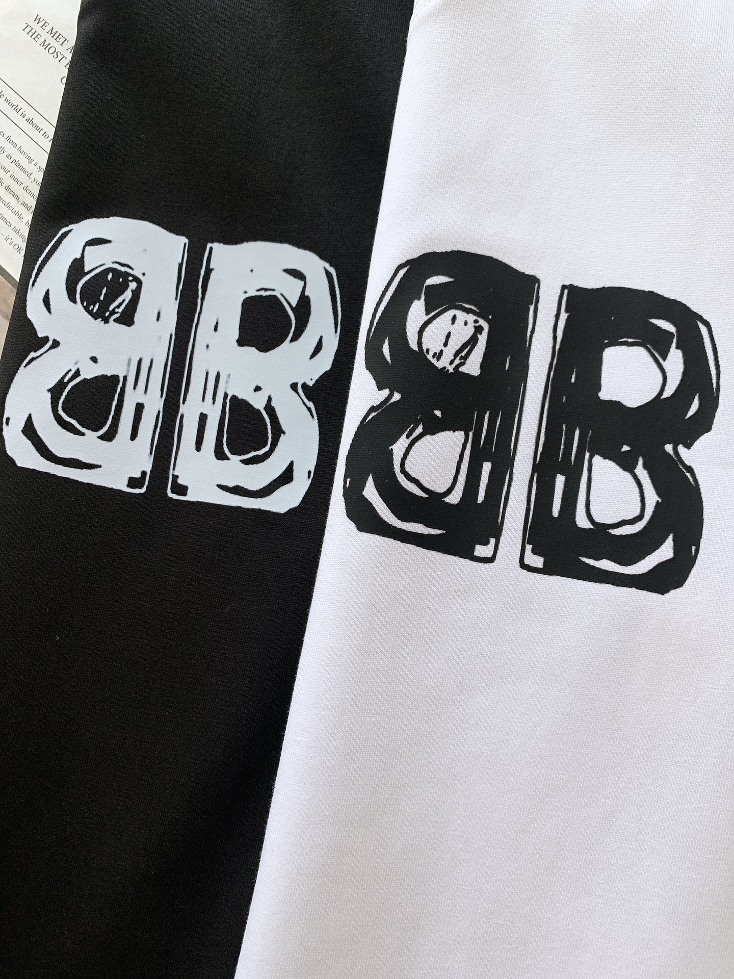 𝐁𝐚𝐥𝐞𝐧𝐜𝐢𝐚𝐠𝐚 巴黎世家 2025SS春夏新品 休闲印花T恤。经典圆领设计，不挑人，不管是单穿还是