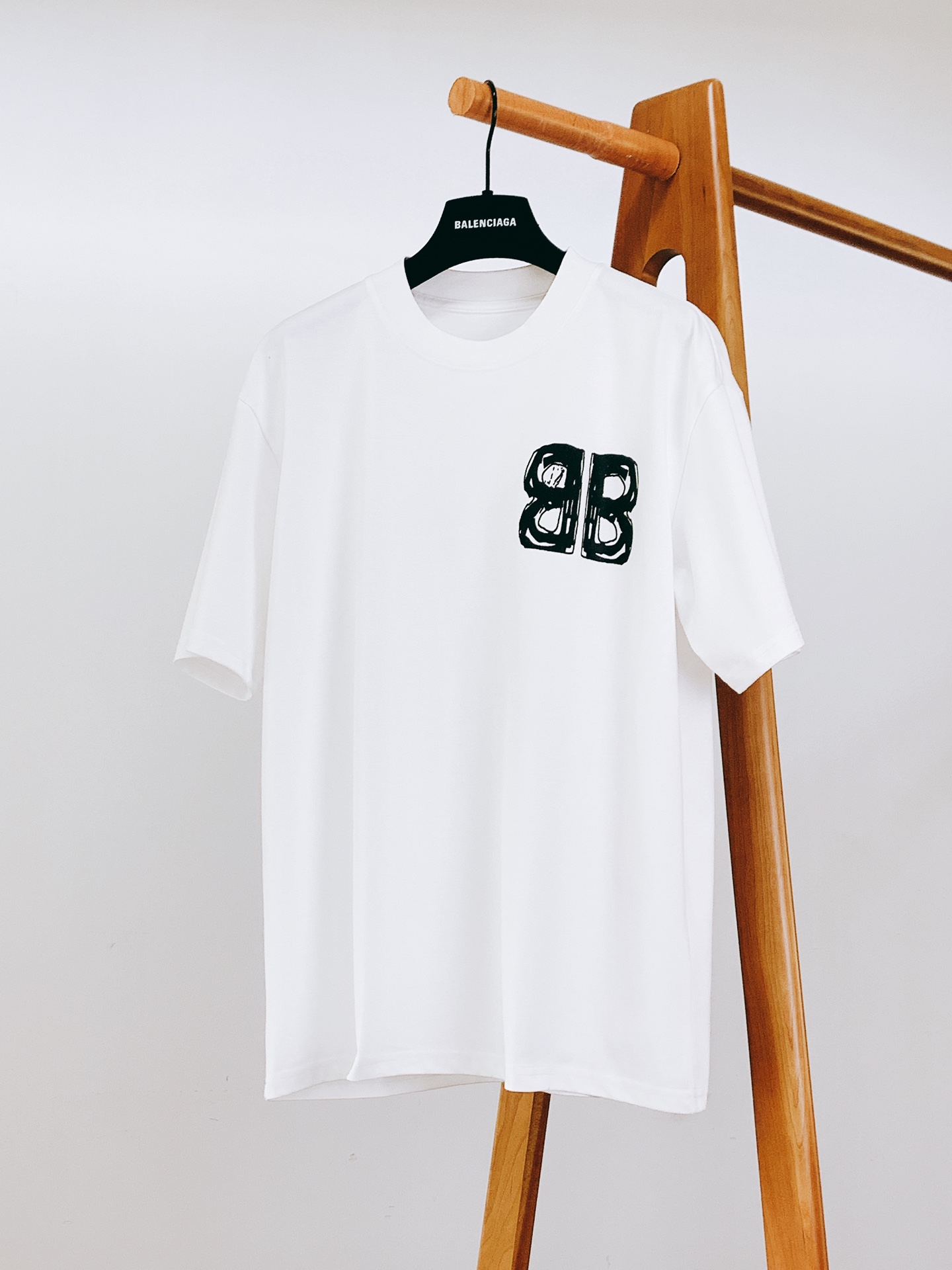 𝐁𝐚𝐥𝐞𝐧𝐜𝐢𝐚𝐠𝐚 巴黎世家 2025SS春夏新品 休闲印花T恤。经典圆领设计，不挑人，不管是单穿还是