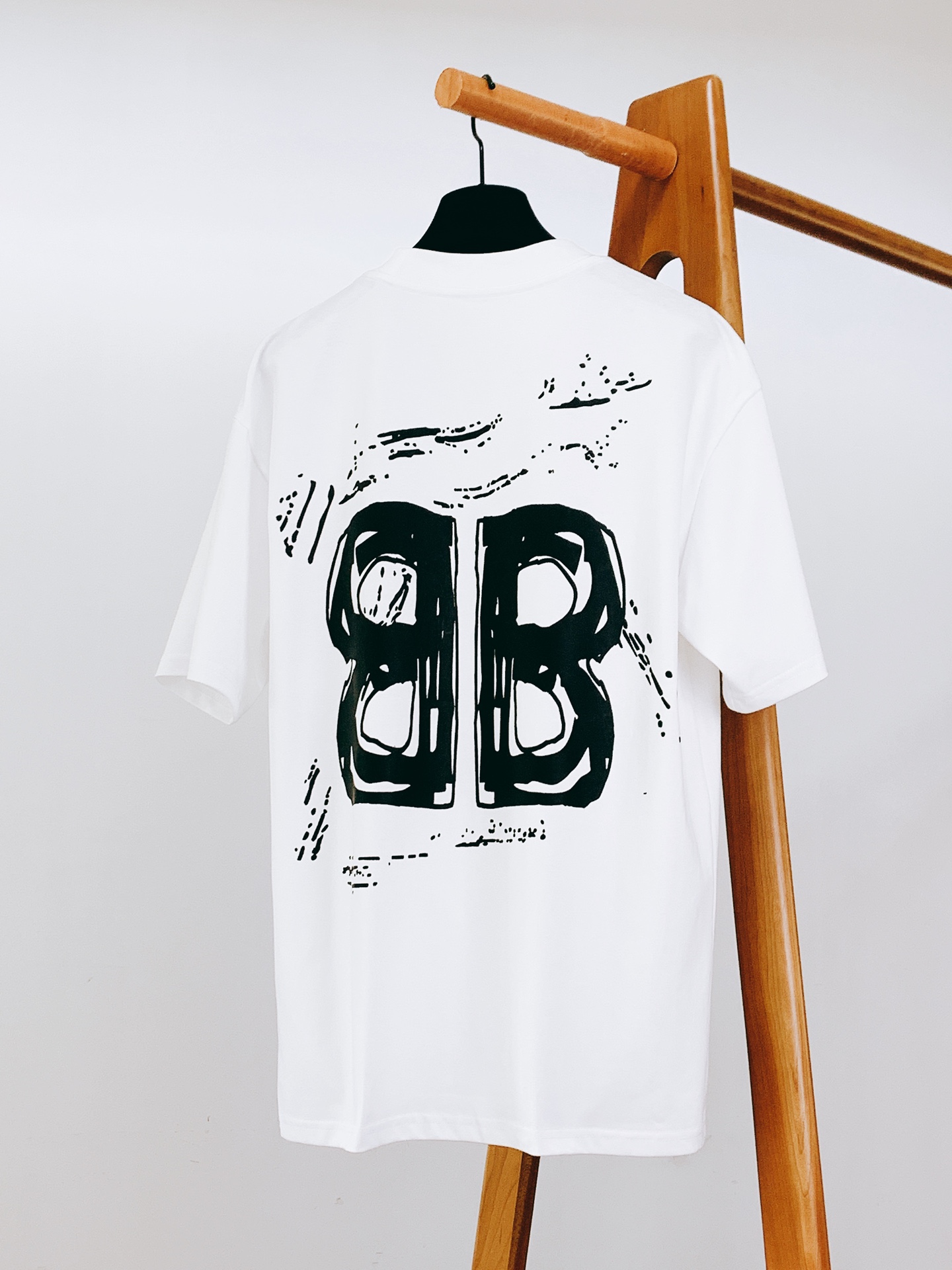 𝐁𝐚𝐥𝐞𝐧𝐜𝐢𝐚𝐠𝐚 巴黎世家 2025SS春夏新品 休闲印花T恤。经典圆领设计，不挑人，不管是单穿还是