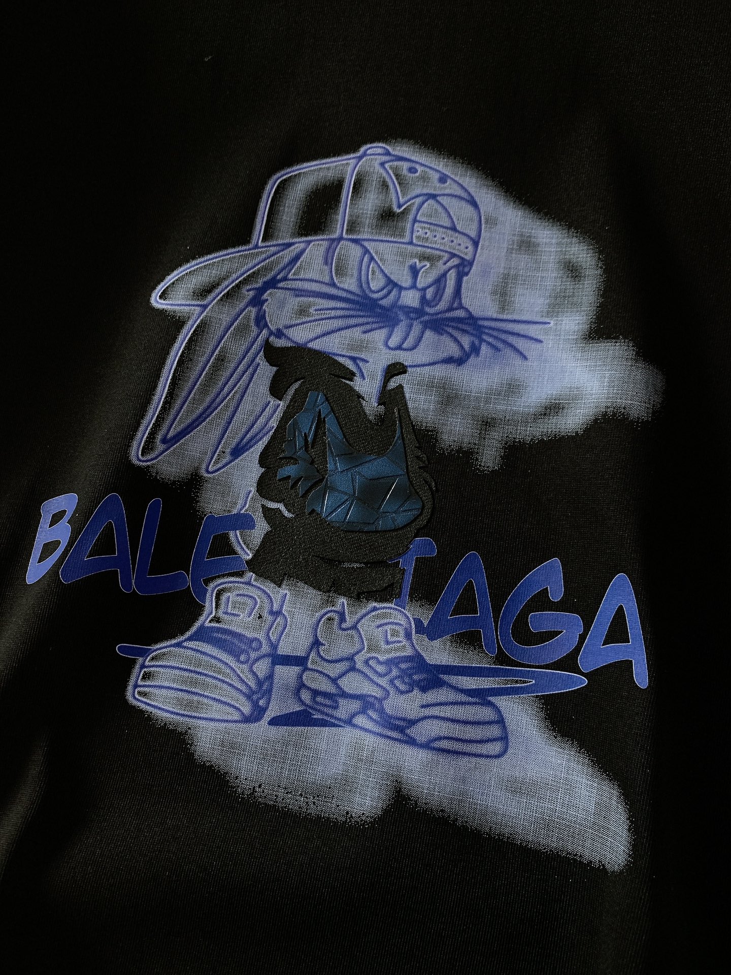 𝐁𝐚𝐥𝐞𝐧𝐜𝐢𝐚𝐠𝐚 巴黎世家 2025SS春夏新品 卡通印花T恤，细节控的时尚解药。故意用做旧纹理呈现