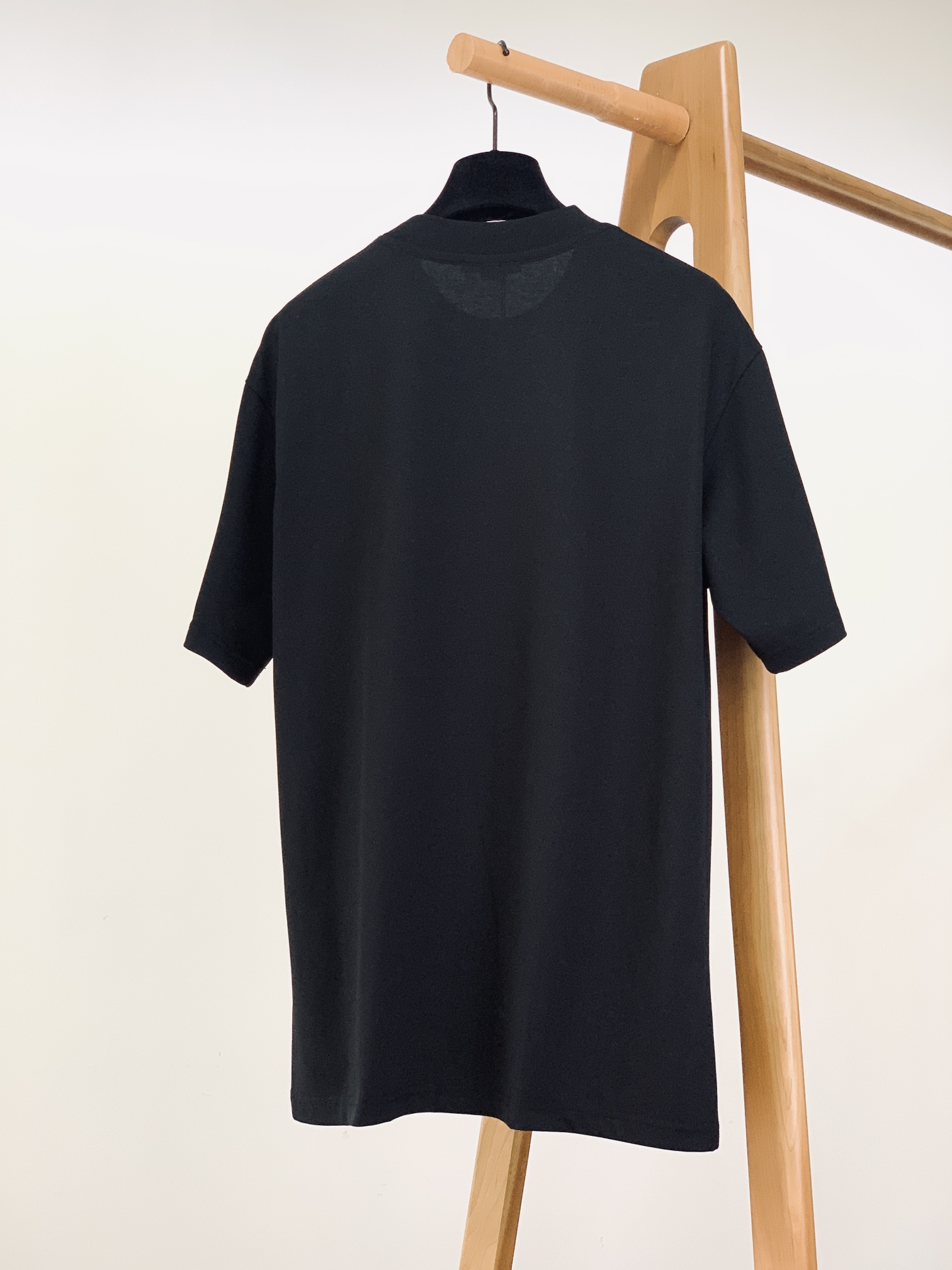 𝐁𝐚𝐥𝐞𝐧𝐜𝐢𝐚𝐠𝐚 巴黎世家 2025SS春夏新品 卡通印花T恤，细节控的时尚解药。故意用做旧纹理呈现