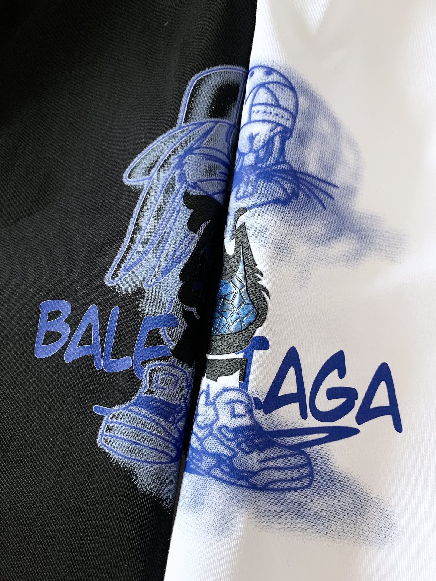 𝐁𝐚𝐥𝐞𝐧𝐜𝐢𝐚𝐠𝐚 巴黎世家 2025SS春夏新品 卡通印花T恤，细节控的时尚解药。故意用做旧纹理呈现