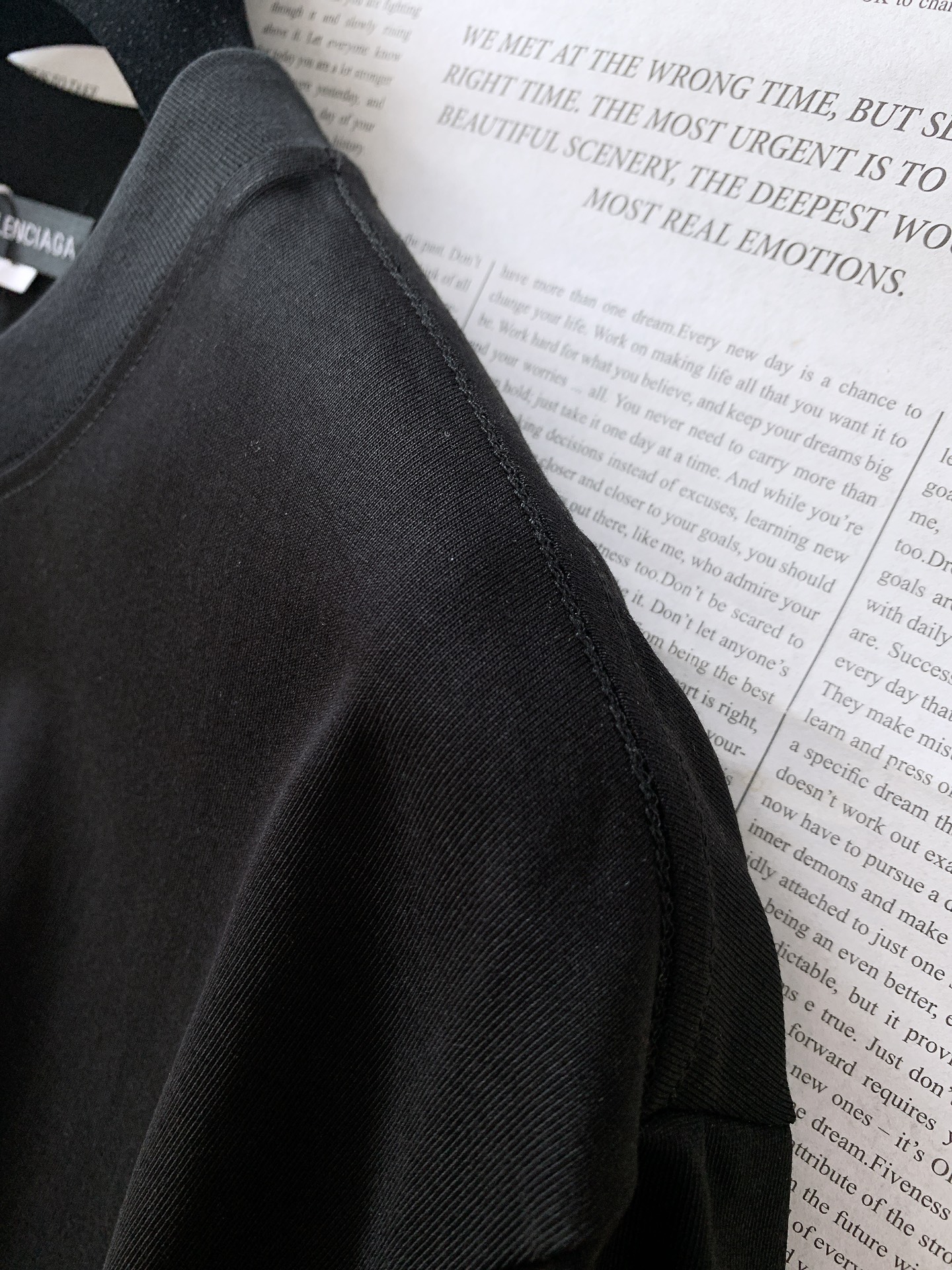 𝐁𝐚𝐥𝐞𝐧𝐜𝐢𝐚𝐠𝐚 巴黎世家 2025SS春夏新品 卡通印花T恤，细节控的时尚解药。故意用做旧纹理呈现