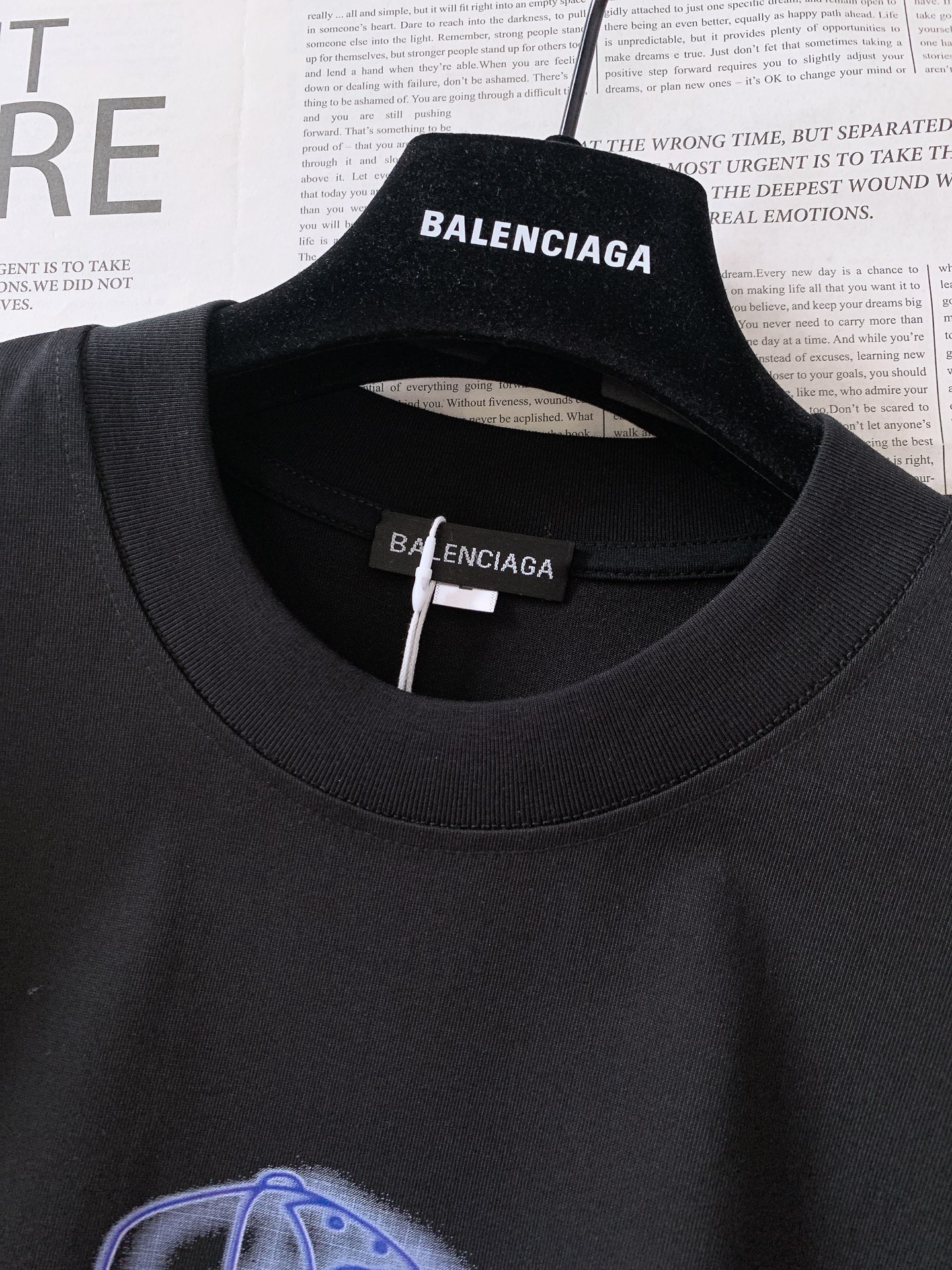 𝐁𝐚𝐥𝐞𝐧𝐜𝐢𝐚𝐠𝐚 巴黎世家 2025SS春夏新品 卡通印花T恤，细节控的时尚解药。故意用做旧纹理呈现