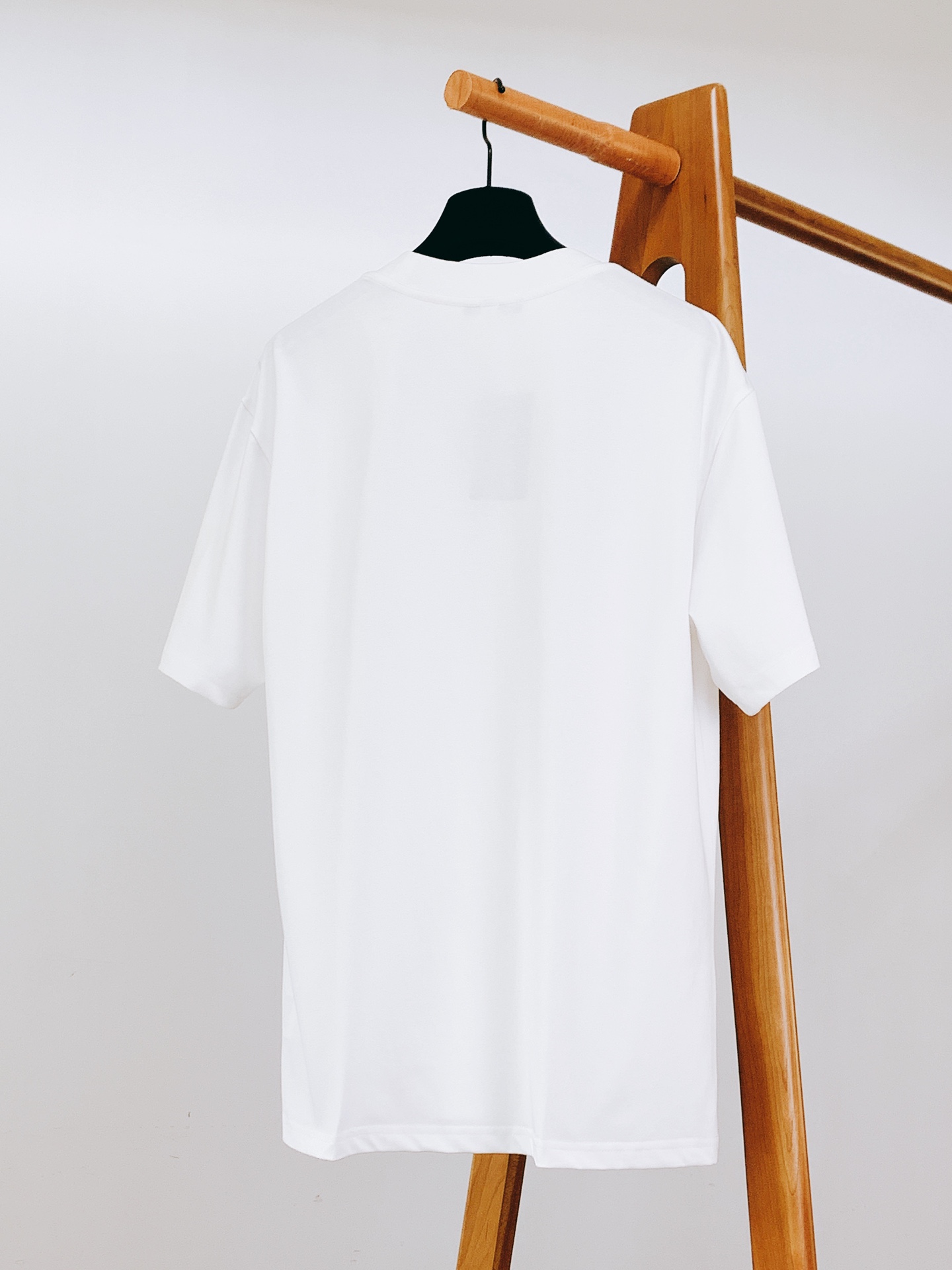 𝐁𝐚𝐥𝐞𝐧𝐜𝐢𝐚𝐠𝐚 巴黎世家 2025SS春夏新品 卡通印花T恤，细节控的时尚解药。故意用做旧纹理呈现