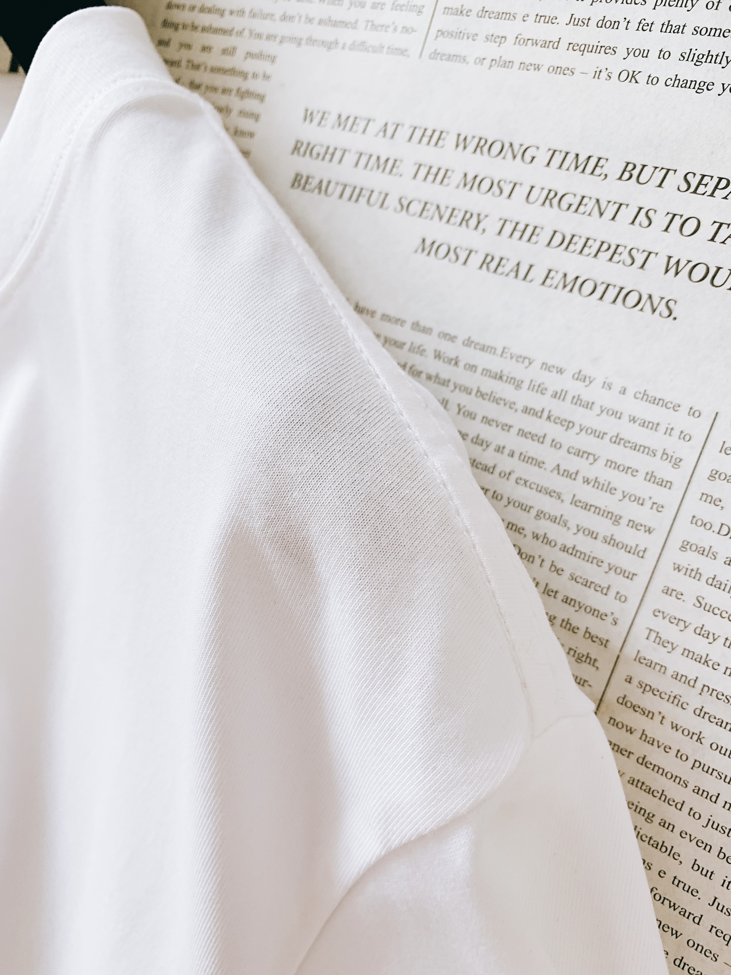 𝐁𝐚𝐥𝐞𝐧𝐜𝐢𝐚𝐠𝐚 巴黎世家 2025SS春夏新品 卡通印花T恤，细节控的时尚解药。故意用做旧纹理呈现